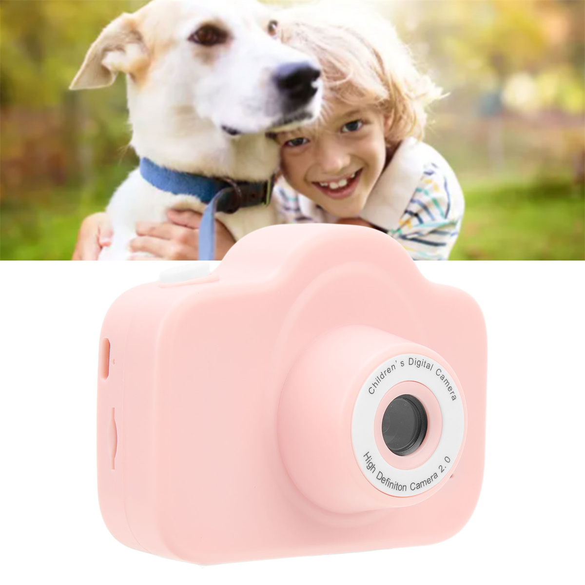 Eine rosa Kinderkamera mit einem lächelnden Jungen, der im Hintergrund einen Hund umarmt.