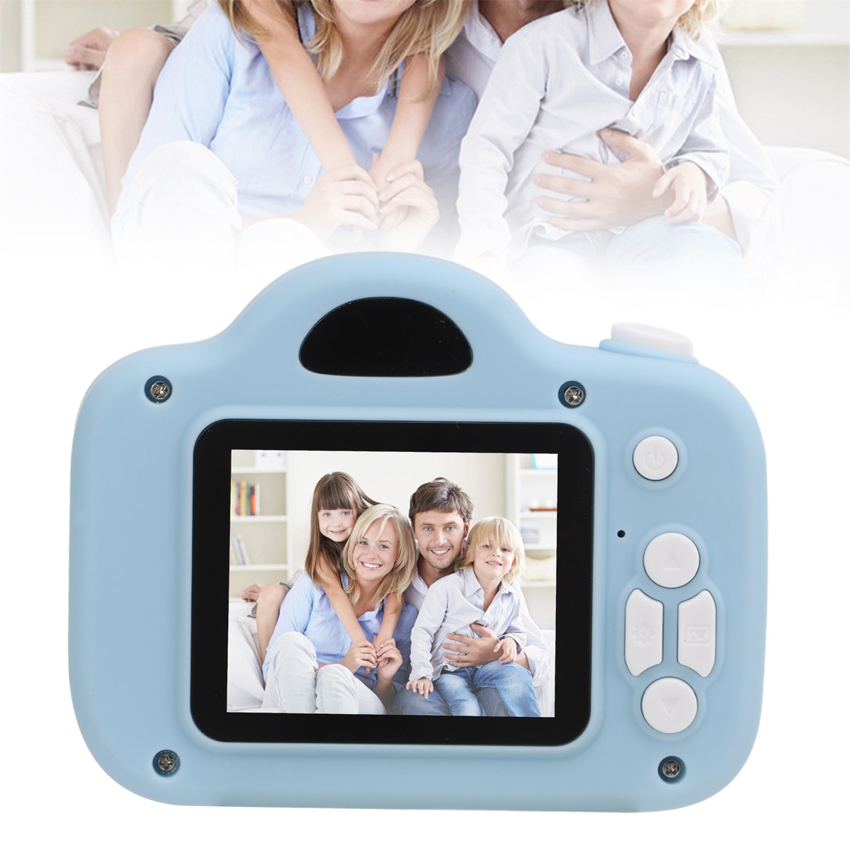 Eine blaue Kinderkamera zeigt ein Familienfoto auf ihrem Bildschirm. Eine Familie ist im Hintergrund.