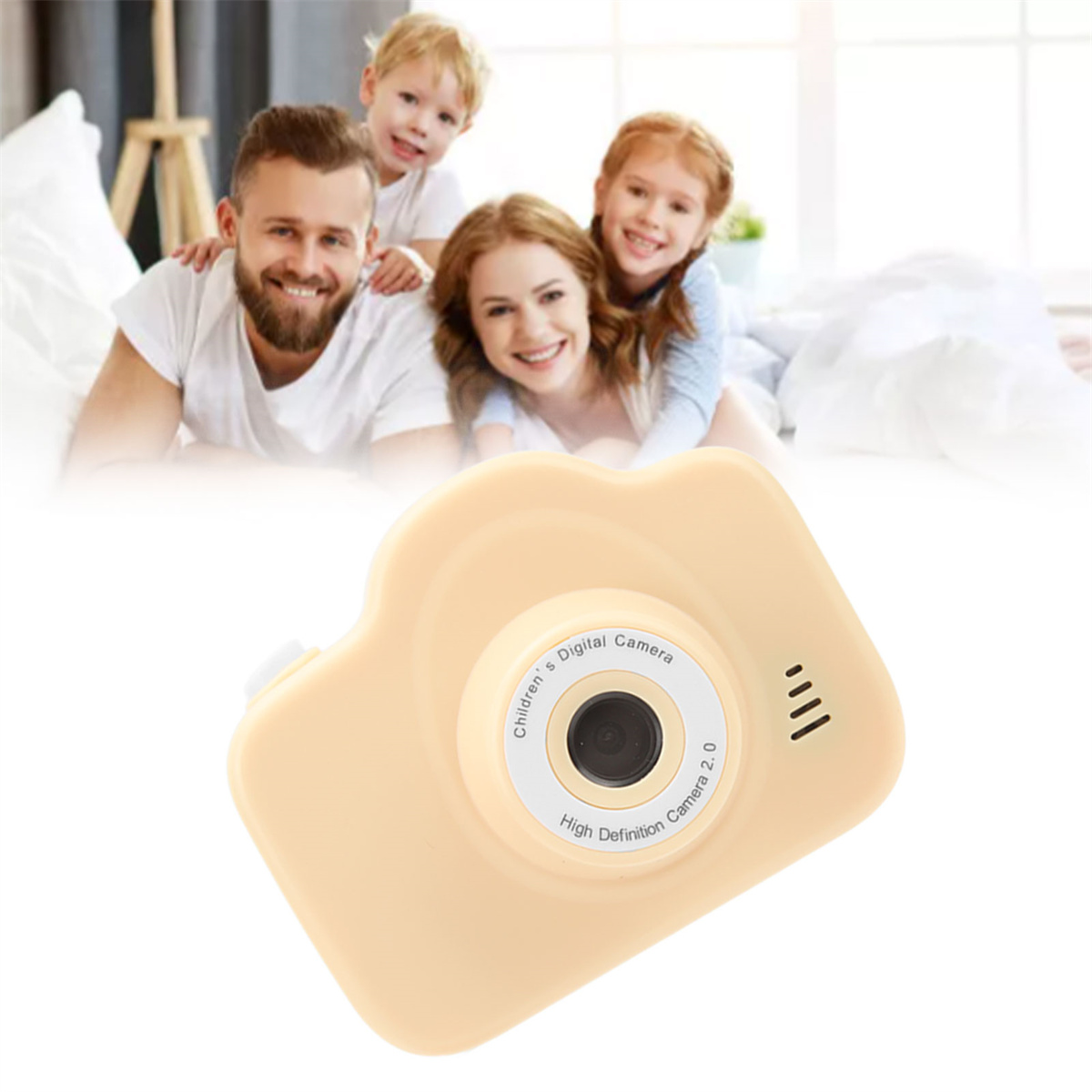Beige Spielzeugkamera vor einer Familie, mit glücklichem Gesichtsausdruck.