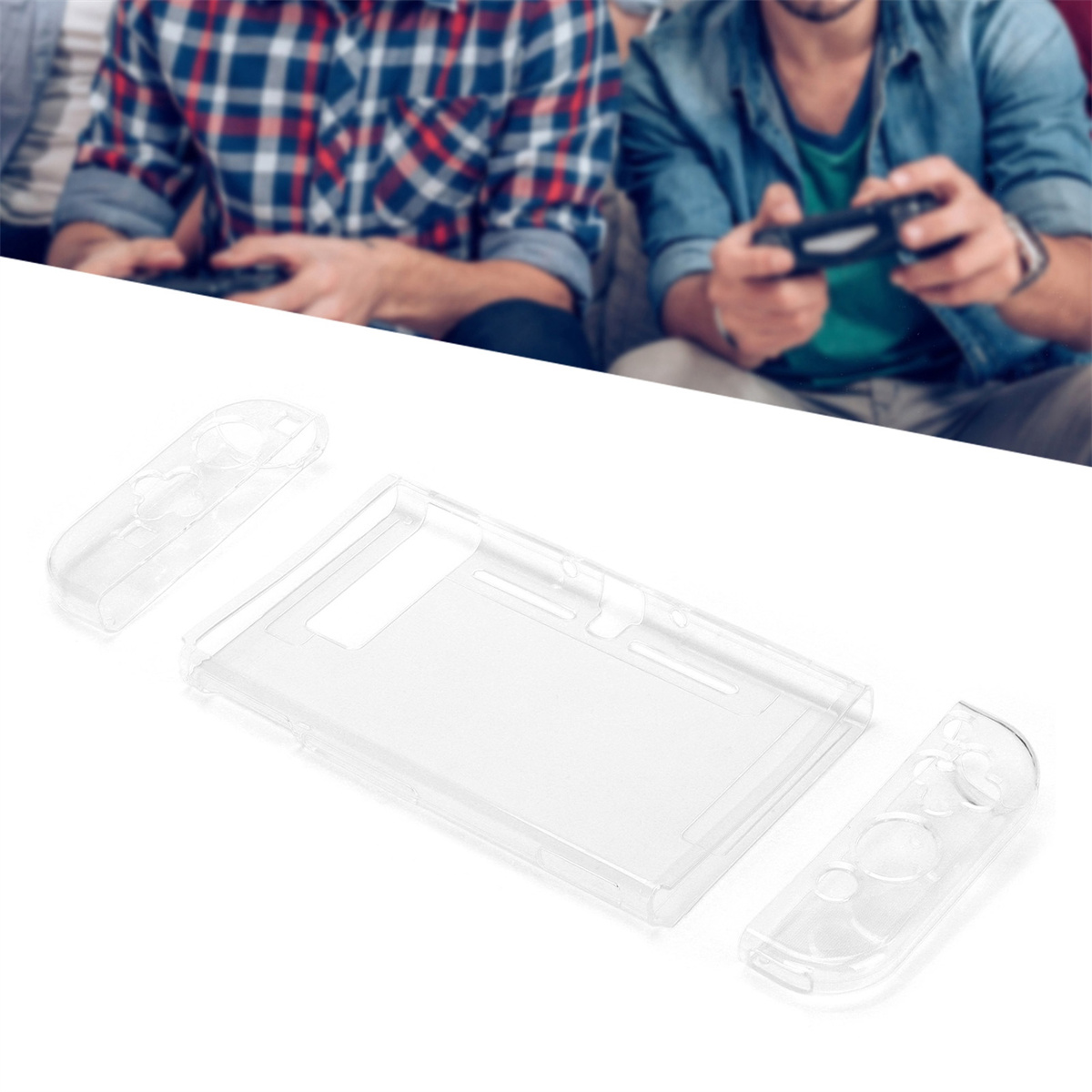 Transparente Schutzhüllen für Gamecontroller und die Konsole, mit zwei spielenden Personen.