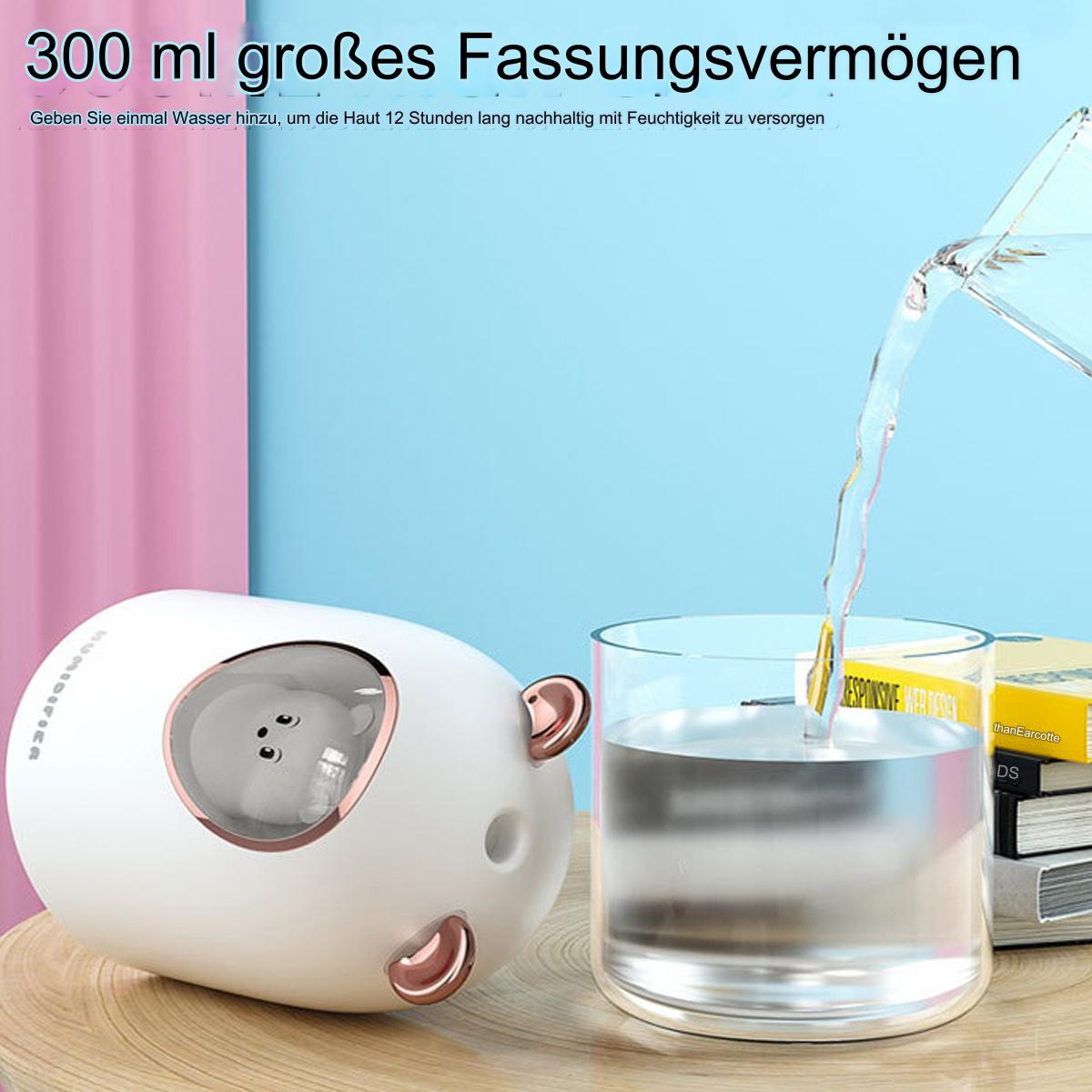 Weißer Luftbefeuchter in Bärenform, der Wasser in ein Glas gießt. Rosa und blauer Hintergrund.