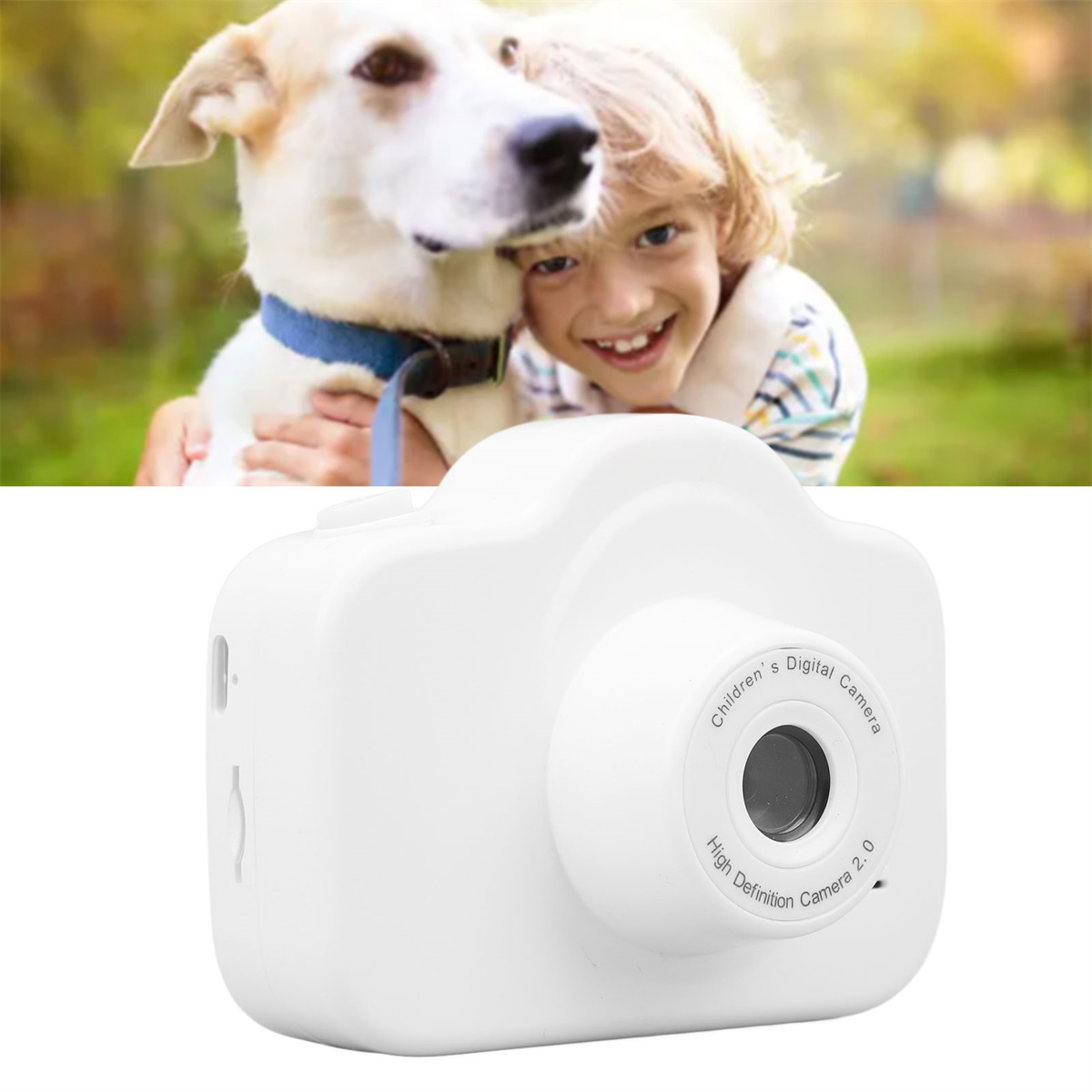 Eine weiße digitale Kinderkamera mit einem Jungen und einem Hund im verschwommenen Hintergrund.