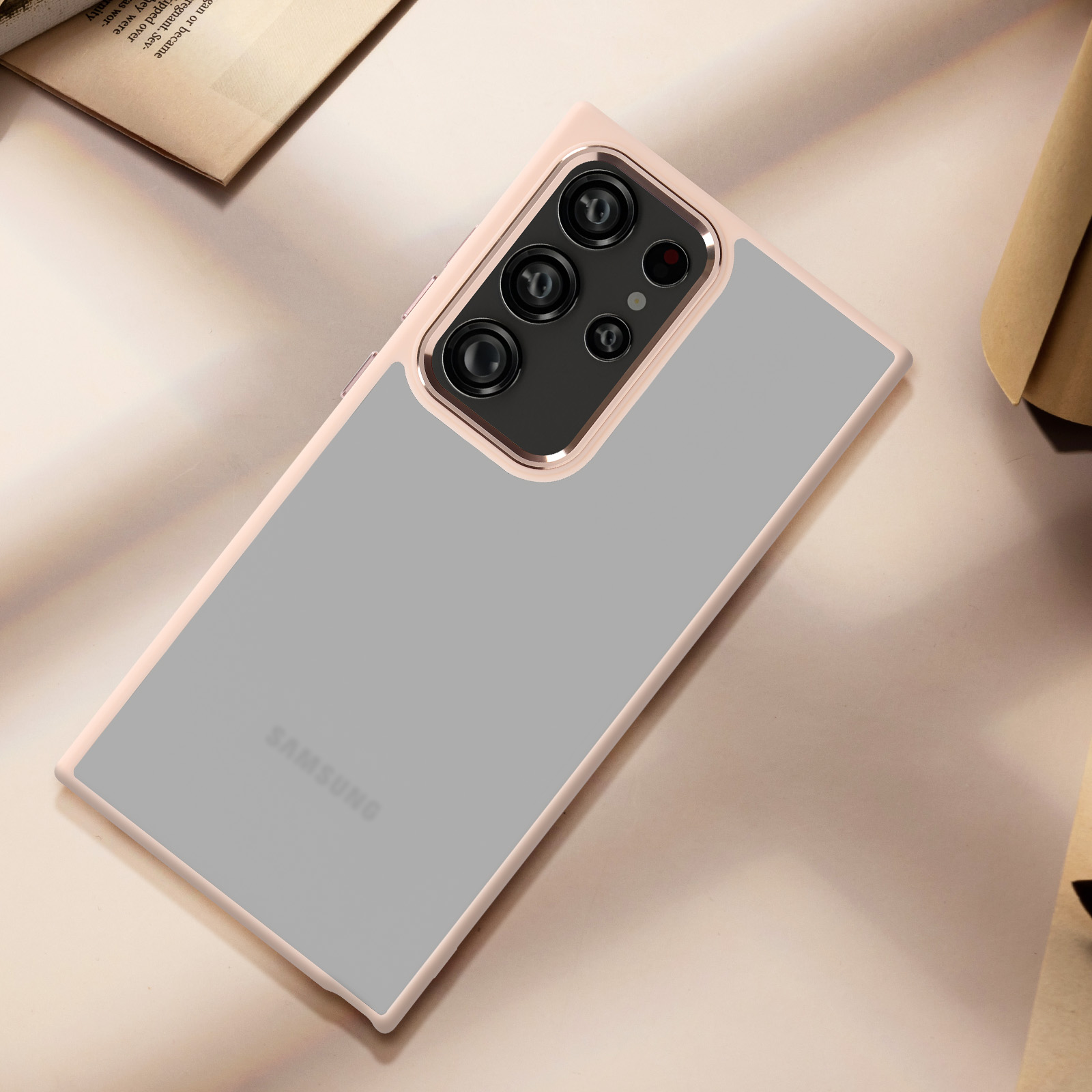 Una custodia per telefono Samsung. È rosa chiaro con retro grigio. La fotocamera del telefono è visibile.