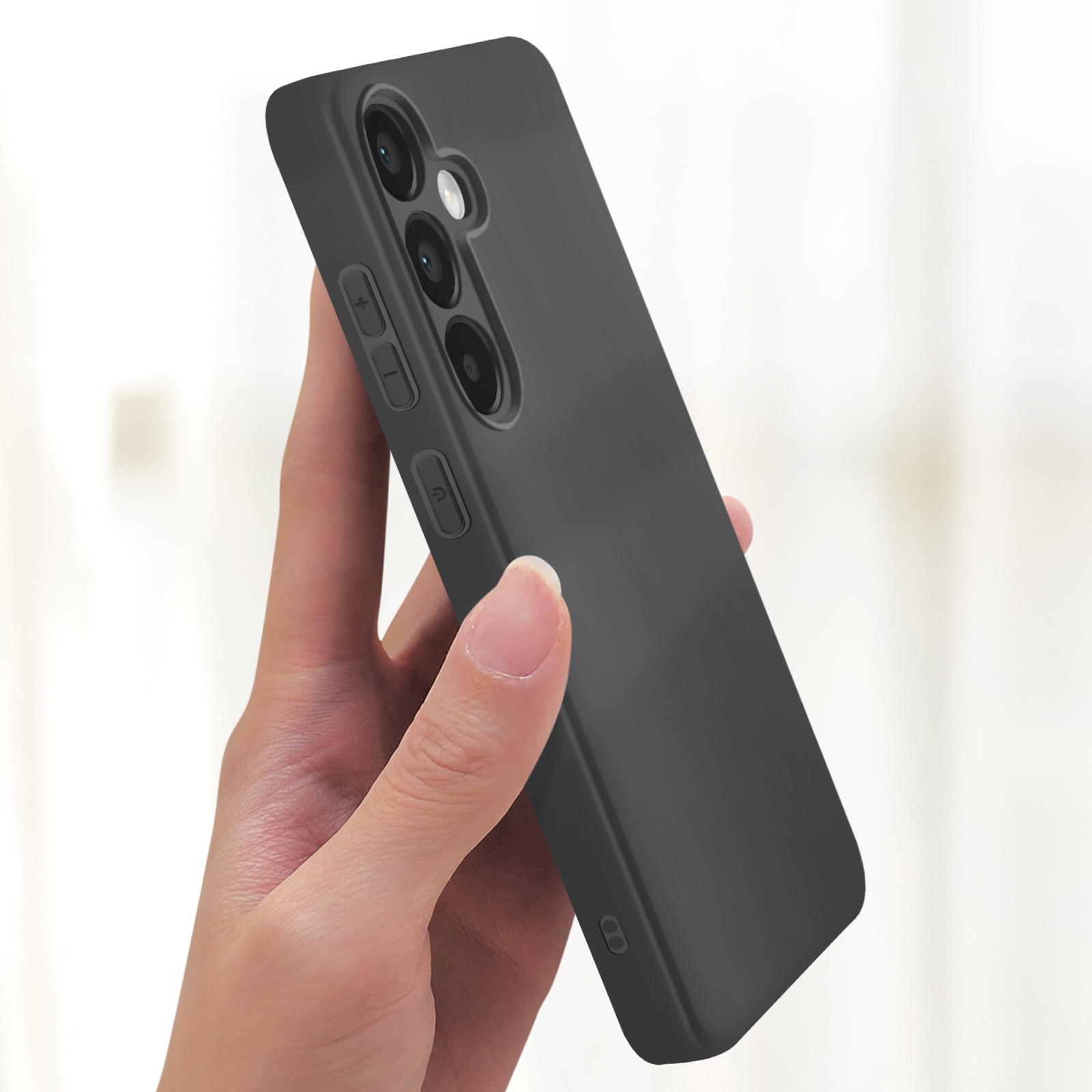 Zwarte telefoonhoes in een hand. De hoes heeft uitsparingen voor de camera en gaten voor knoppen.