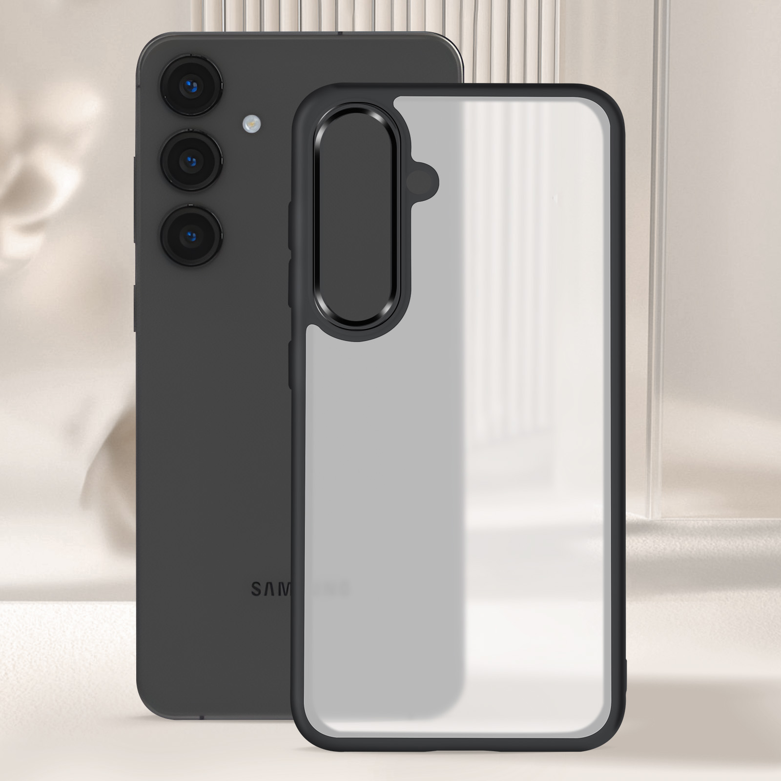 Un telefono nero e una custodia per telefono sono posizionati su uno sfondo bianco. Il telefono è visibile.