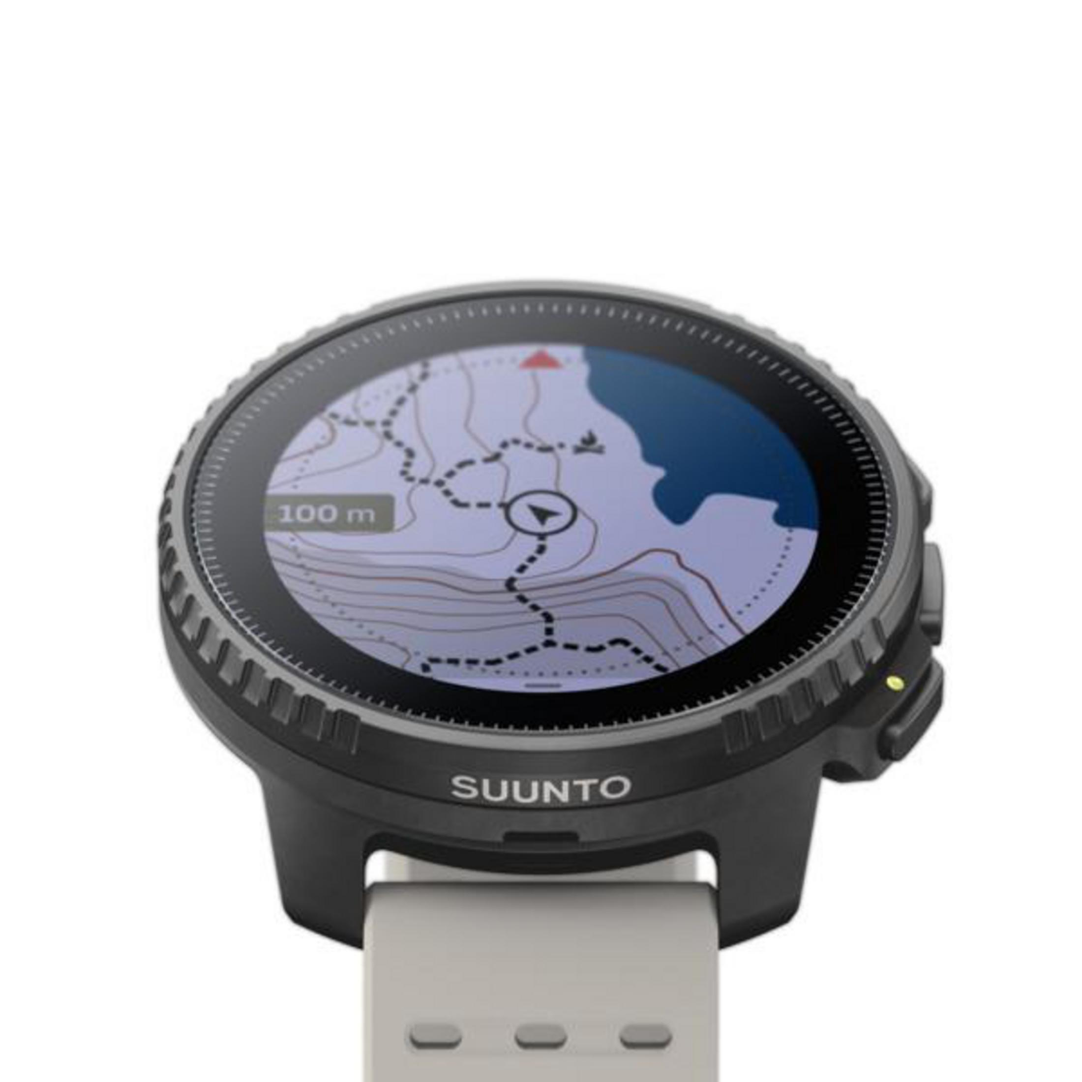 Czarny smartwatch Suunto z mapą, białym paskiem i logo SUUNTO.