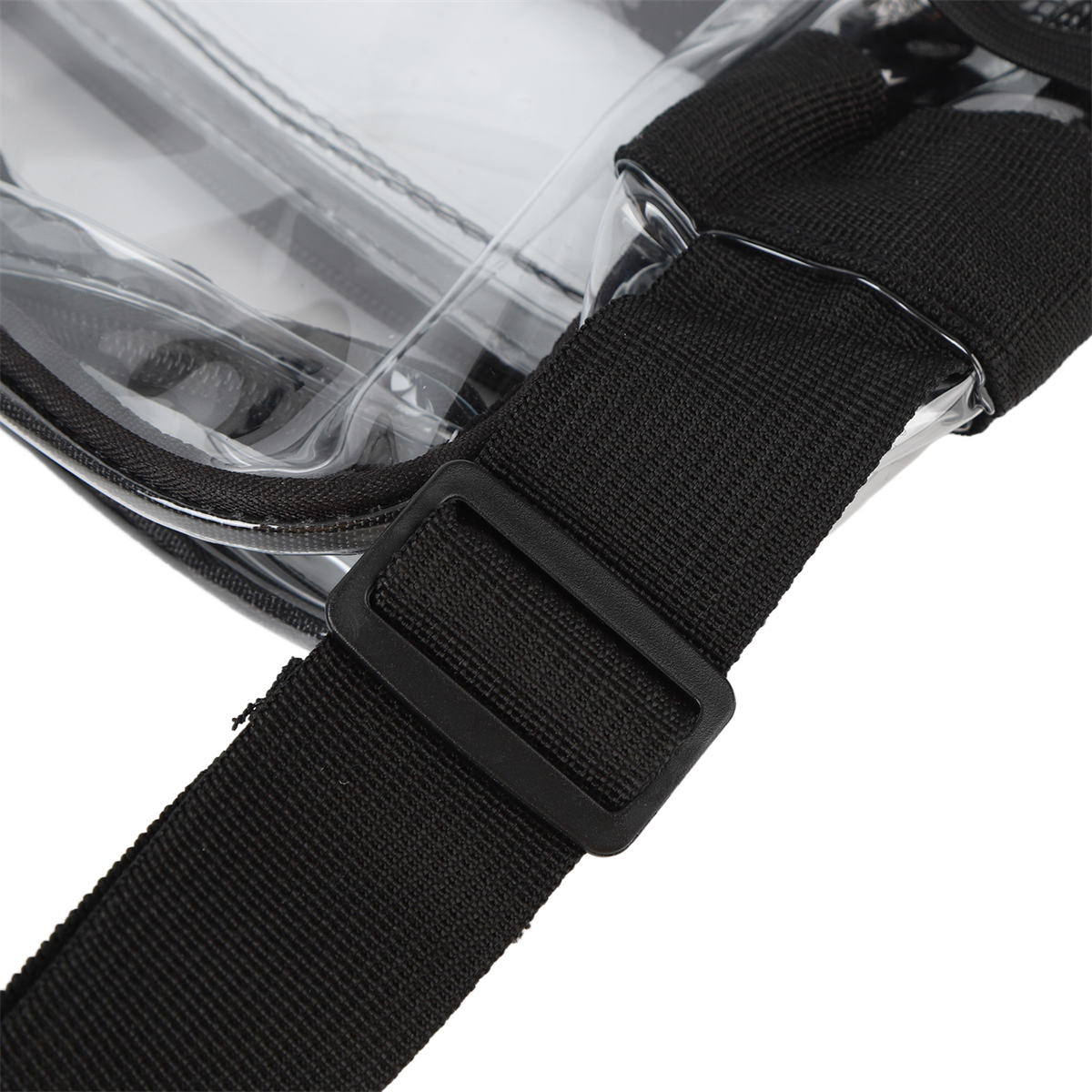 Nahaufnahme eines schwarzen Gurtes mit Schnalle und einer transparenten Tasche.