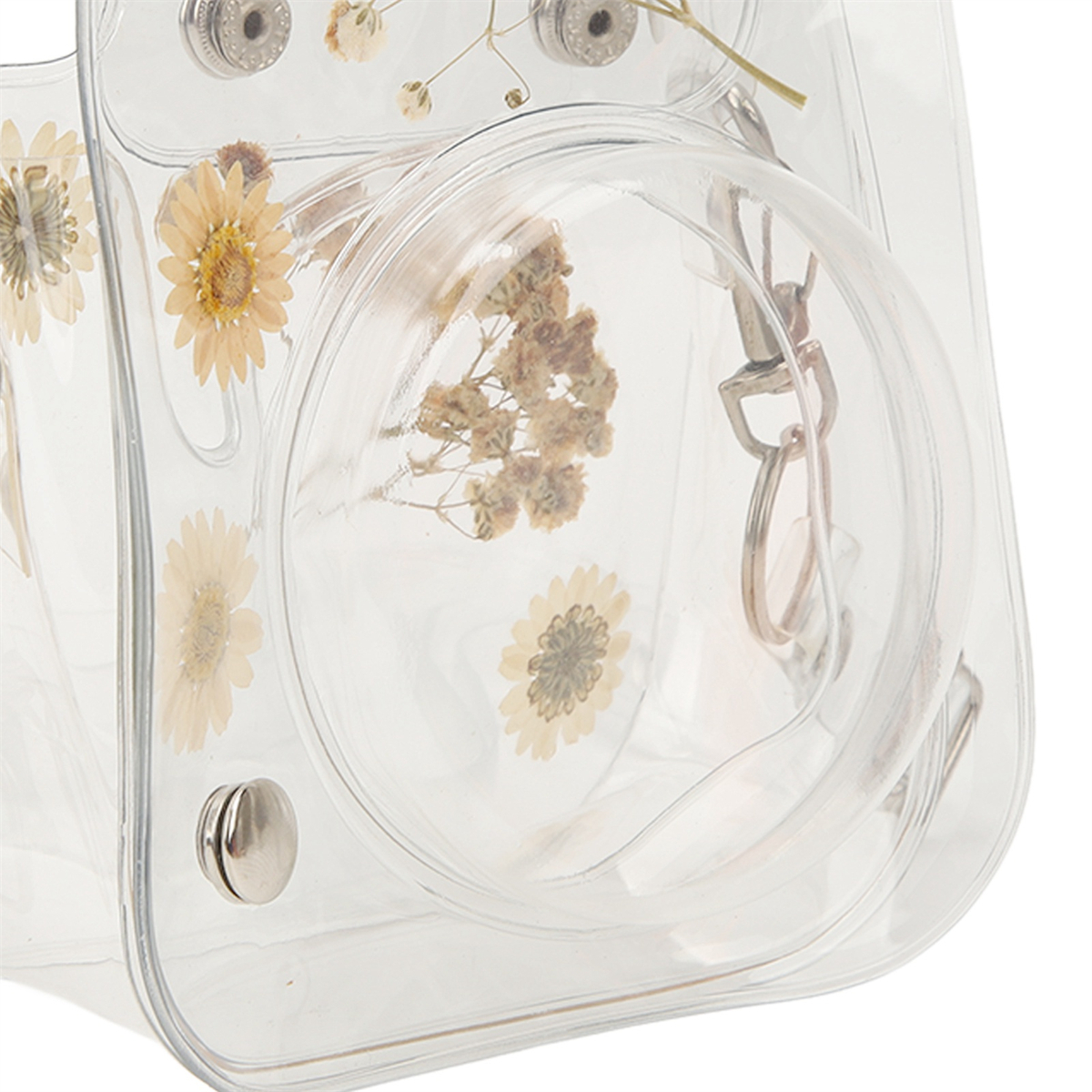 Klare Tasche mit getrockneten Blumen und einer Kamera darin. Die Tasche hat einen Griff.