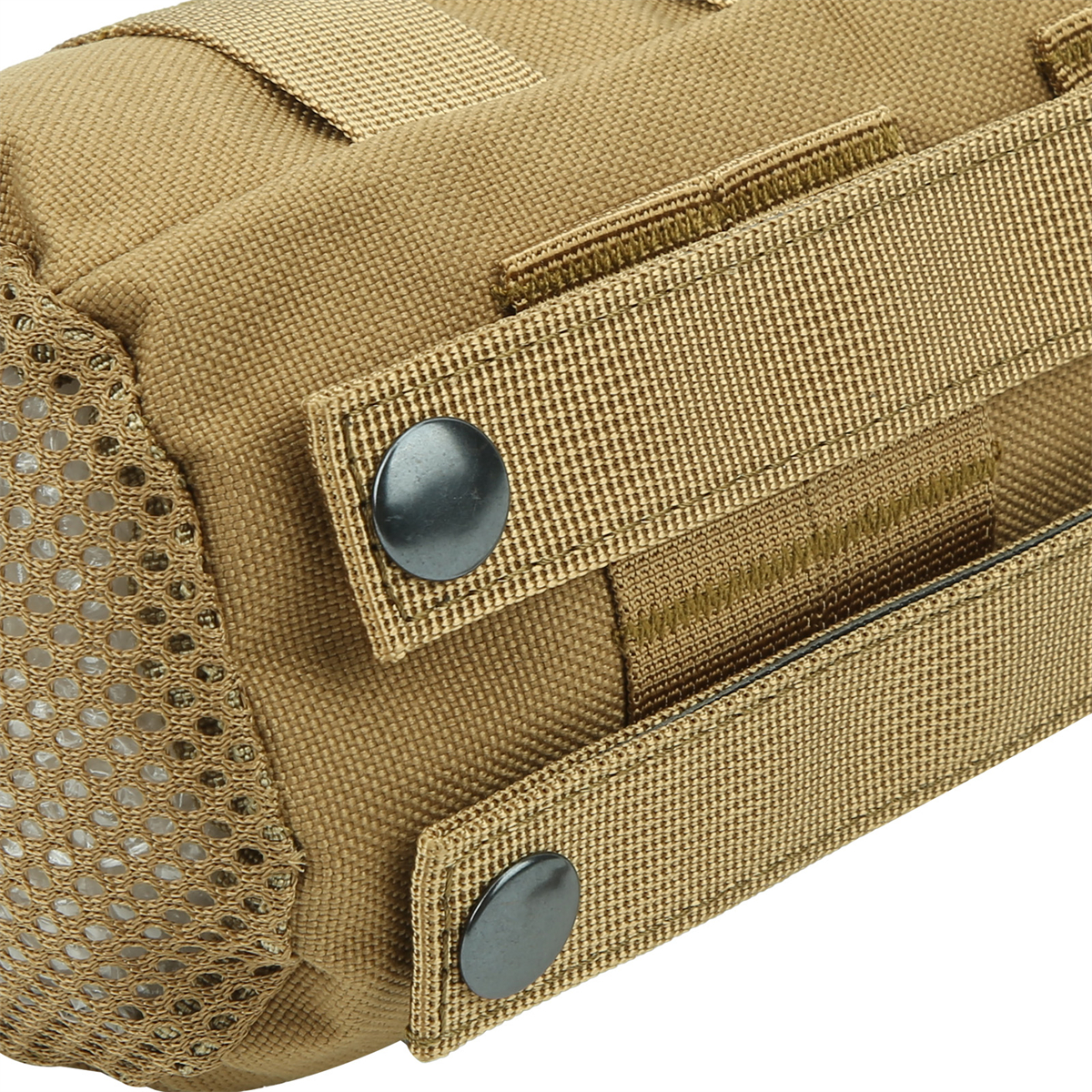Beigefarbene taktische Tasche mit Klettverschlüssen und Netz. Zwei schwarze Druckknöpfe sind sichtbar.