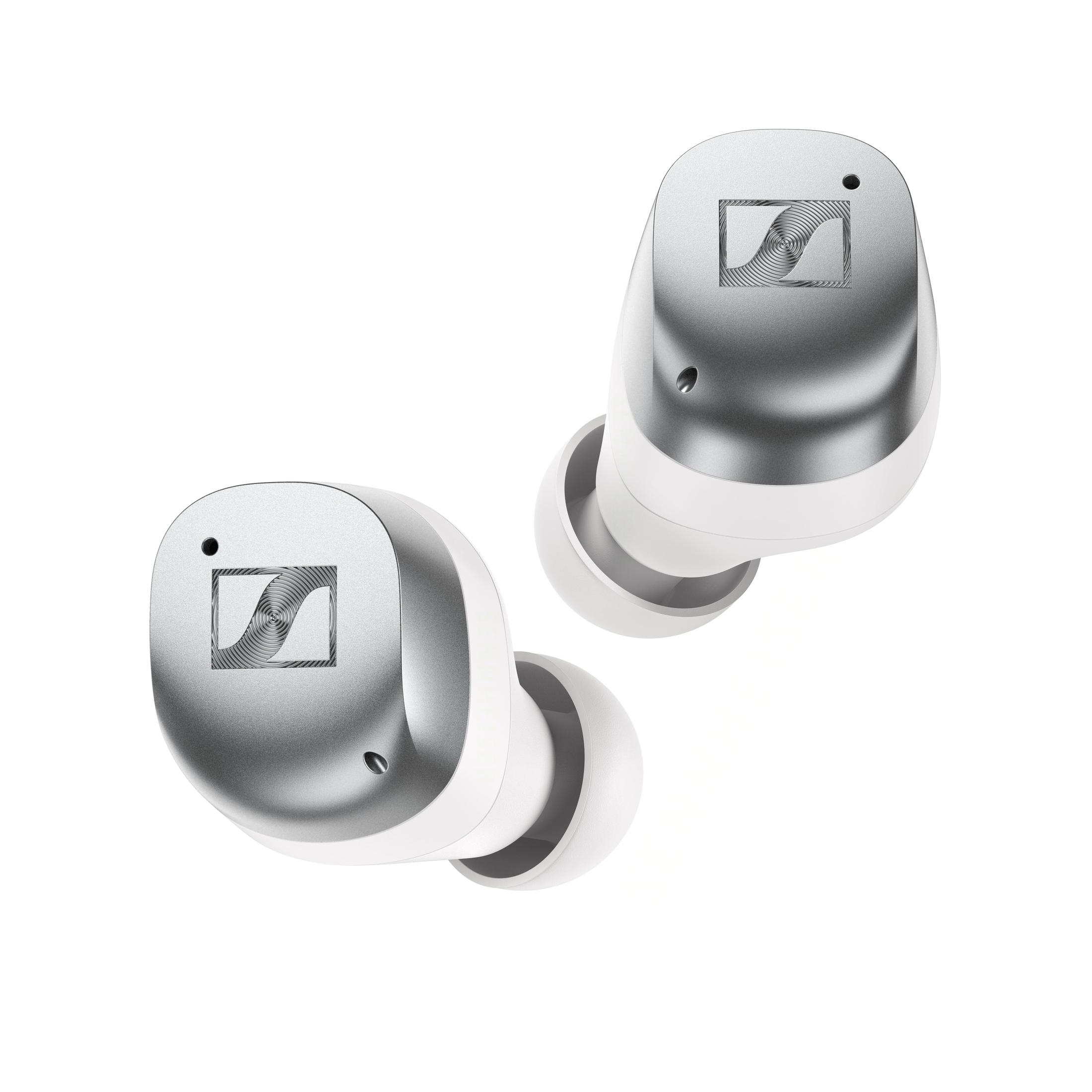 Auriculares plateados y blancos, aislados sobre fondo blanco.