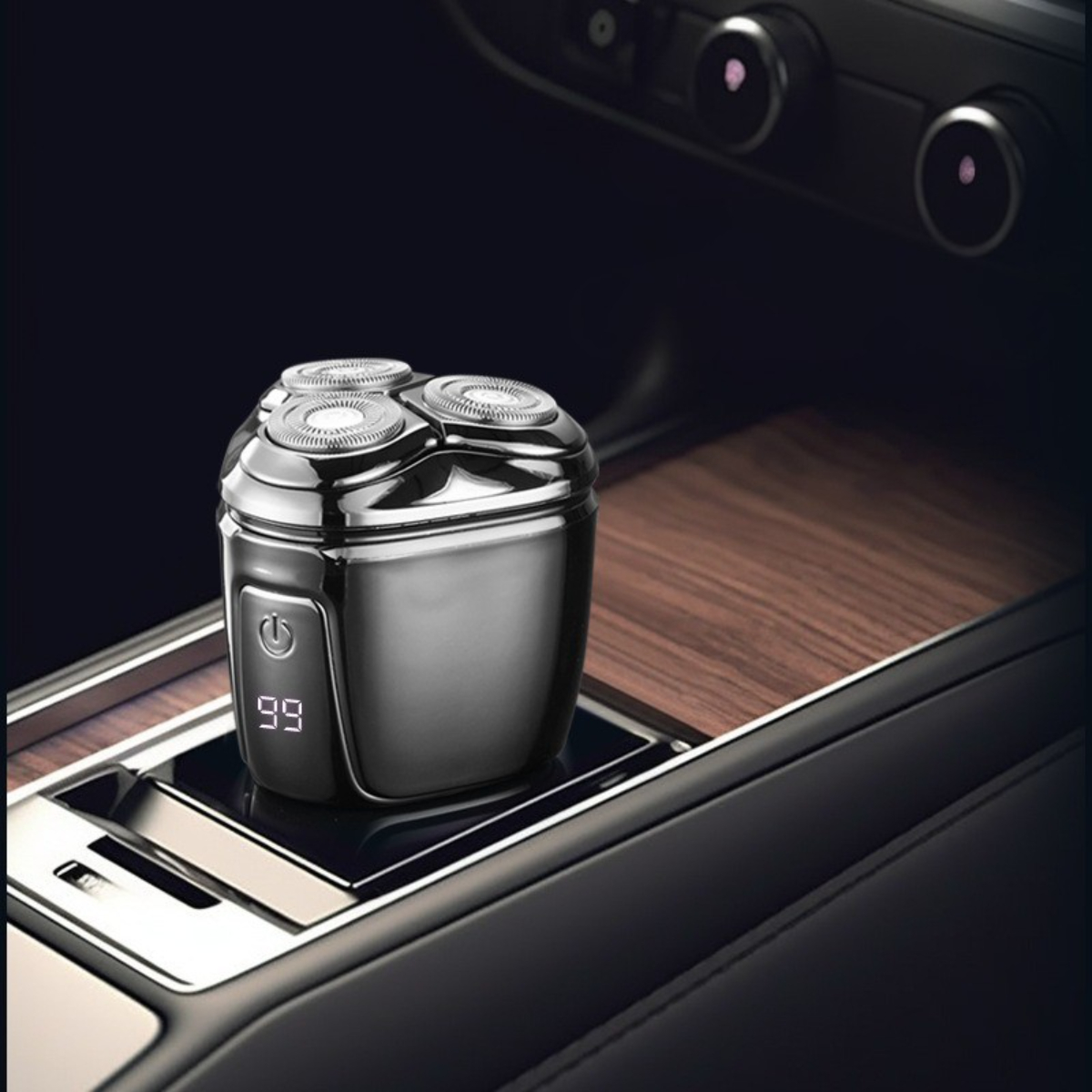 Nahaufnahme eines Elektrorasierers auf einer Holzoberfläche in einem Auto. Digitalanzeige zeigt Batteriestand.