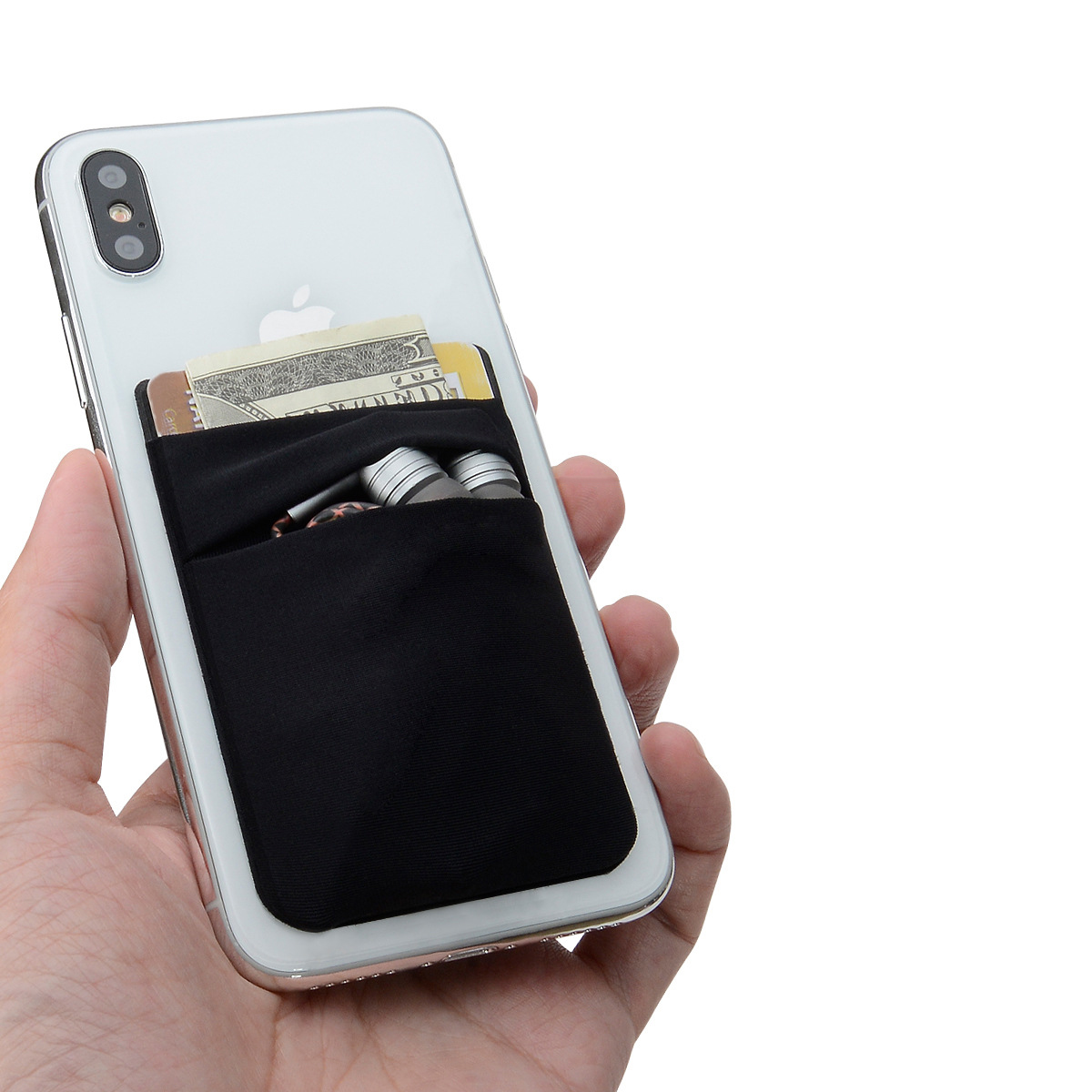 Ręka trzymająca telefon z czarną kieszenią z tyłu, zawierającą pieniądze i słuchawki.
