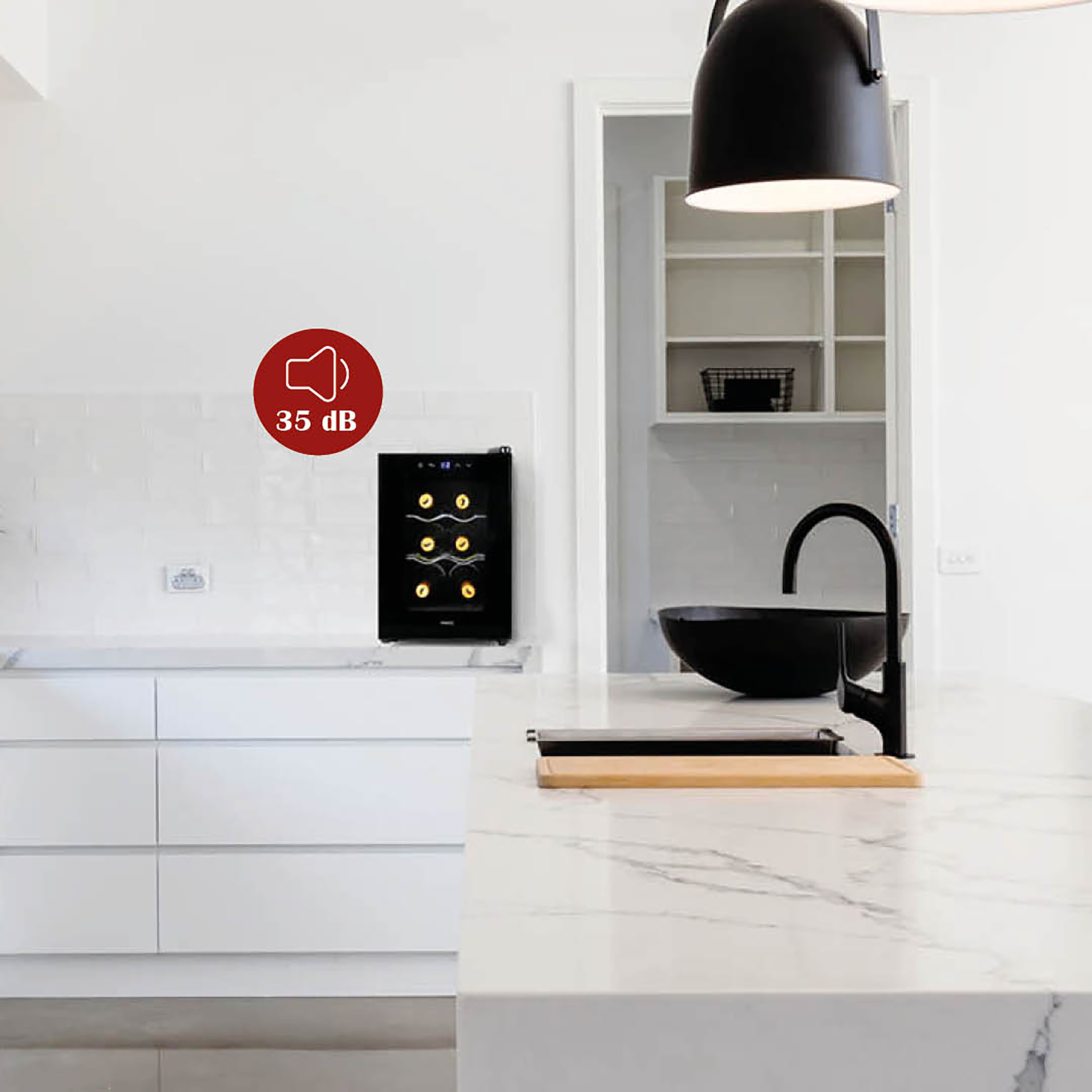 Eingebauter Weinkühlschrank in weißer Küche. 35 dB Geräuschpegelschild. Küche mit weißen Schränken.