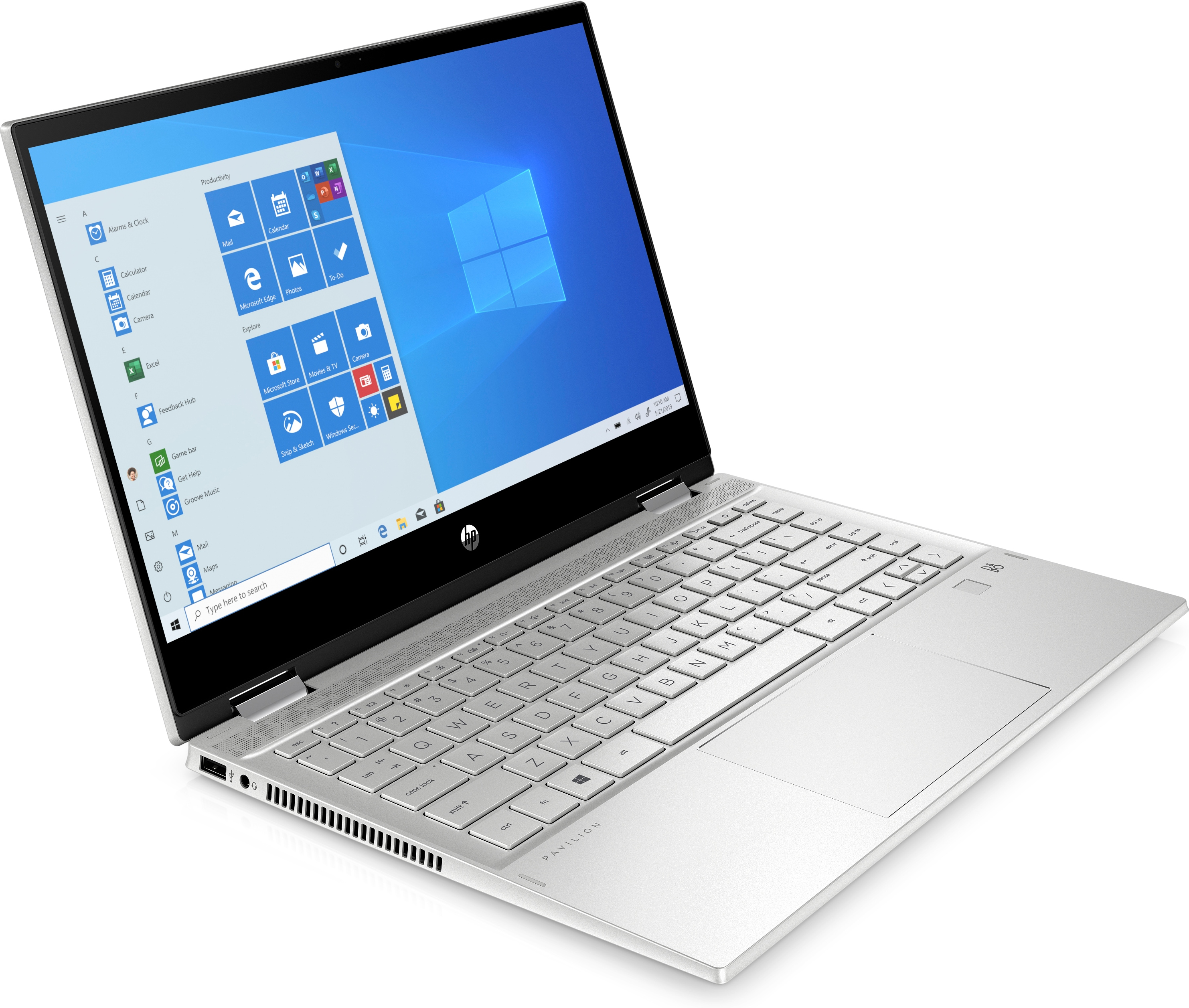 Un laptop argentato è aperto su una superficie bianca. Mostra il desktop di Windows.