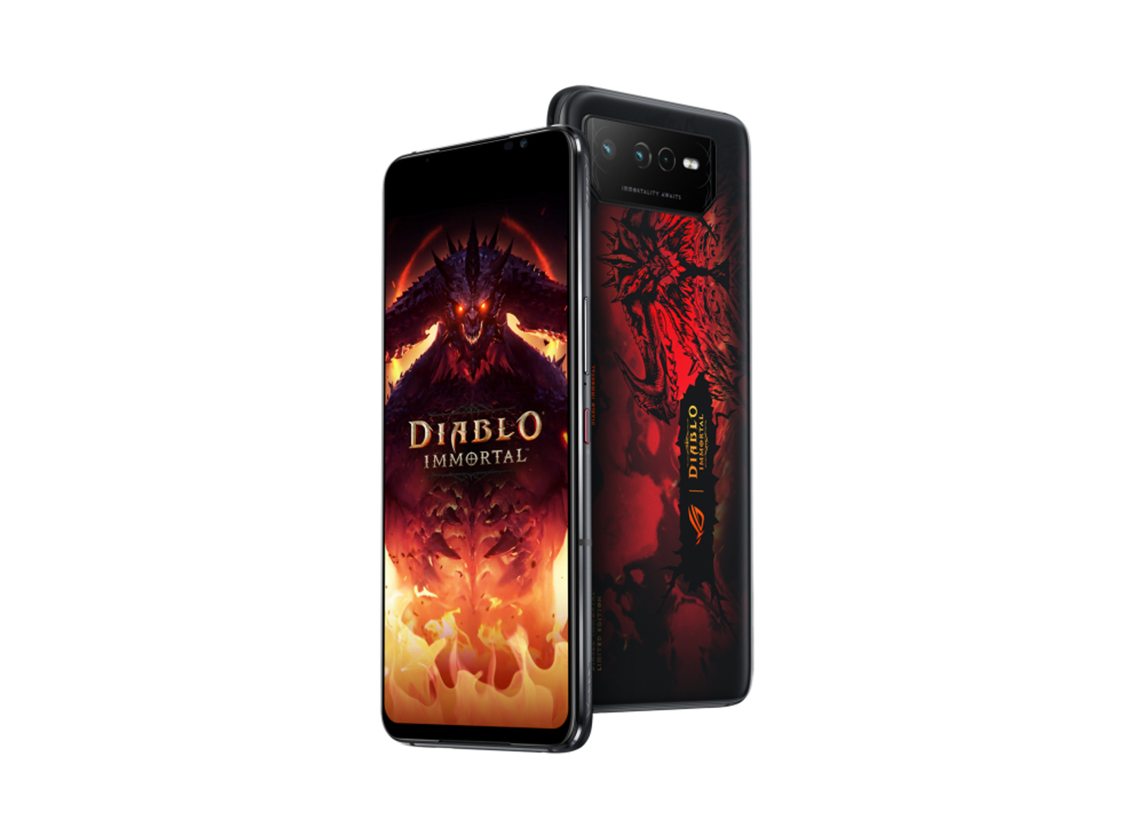 Dwa smartfony. Jeden pokazuje grę Diablo Immortal. Drugi pokazuje tył telefonu. Białe tło.
