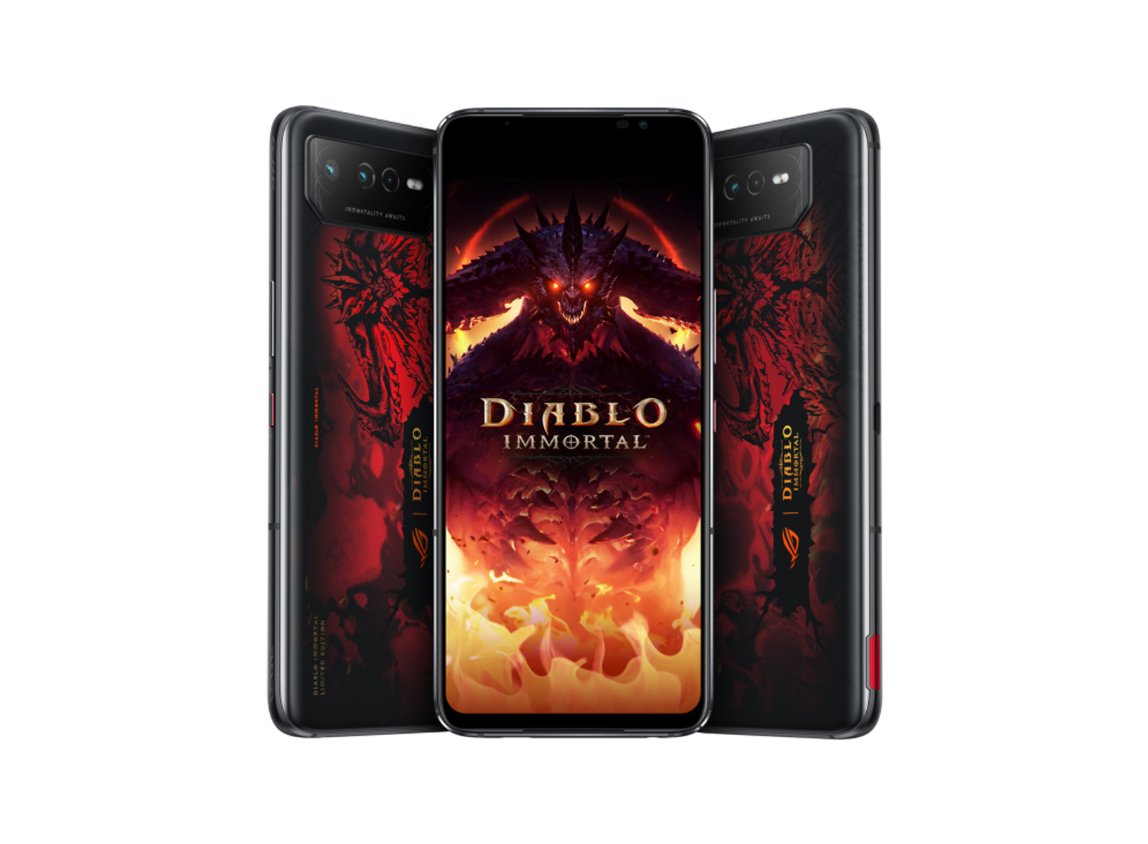 Trzy telefony z grą Diablo Immortal wyświetlaną na środkowym ekranie.