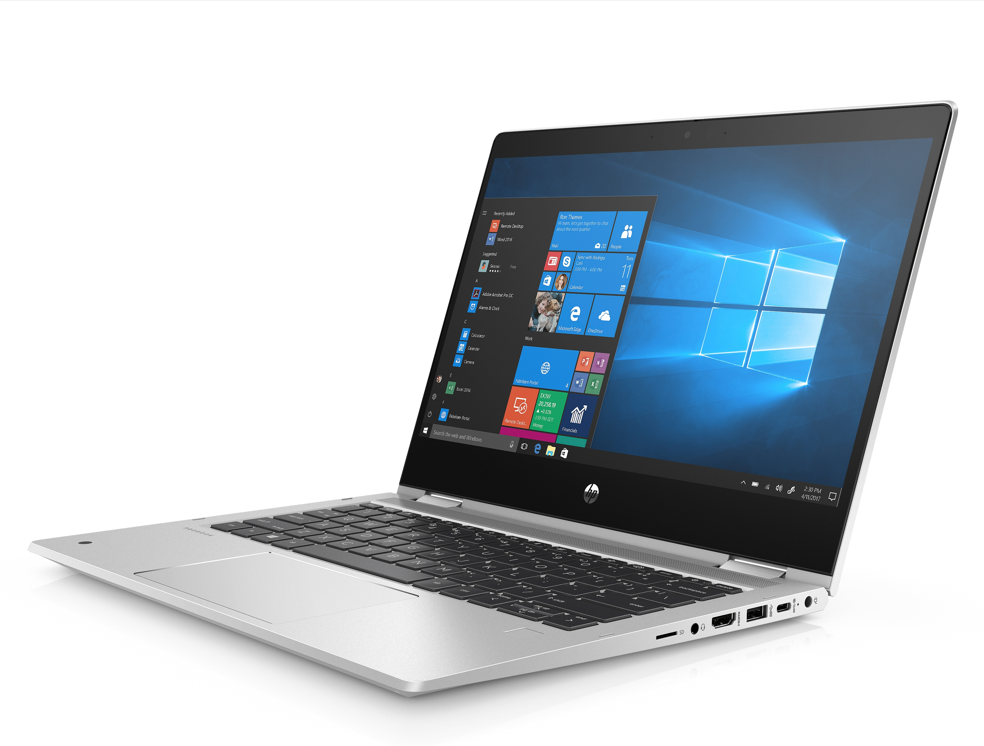 Laptop argentato, aperto, che mostra una schermata di Windows. Sfondo bianco, vista angolata.