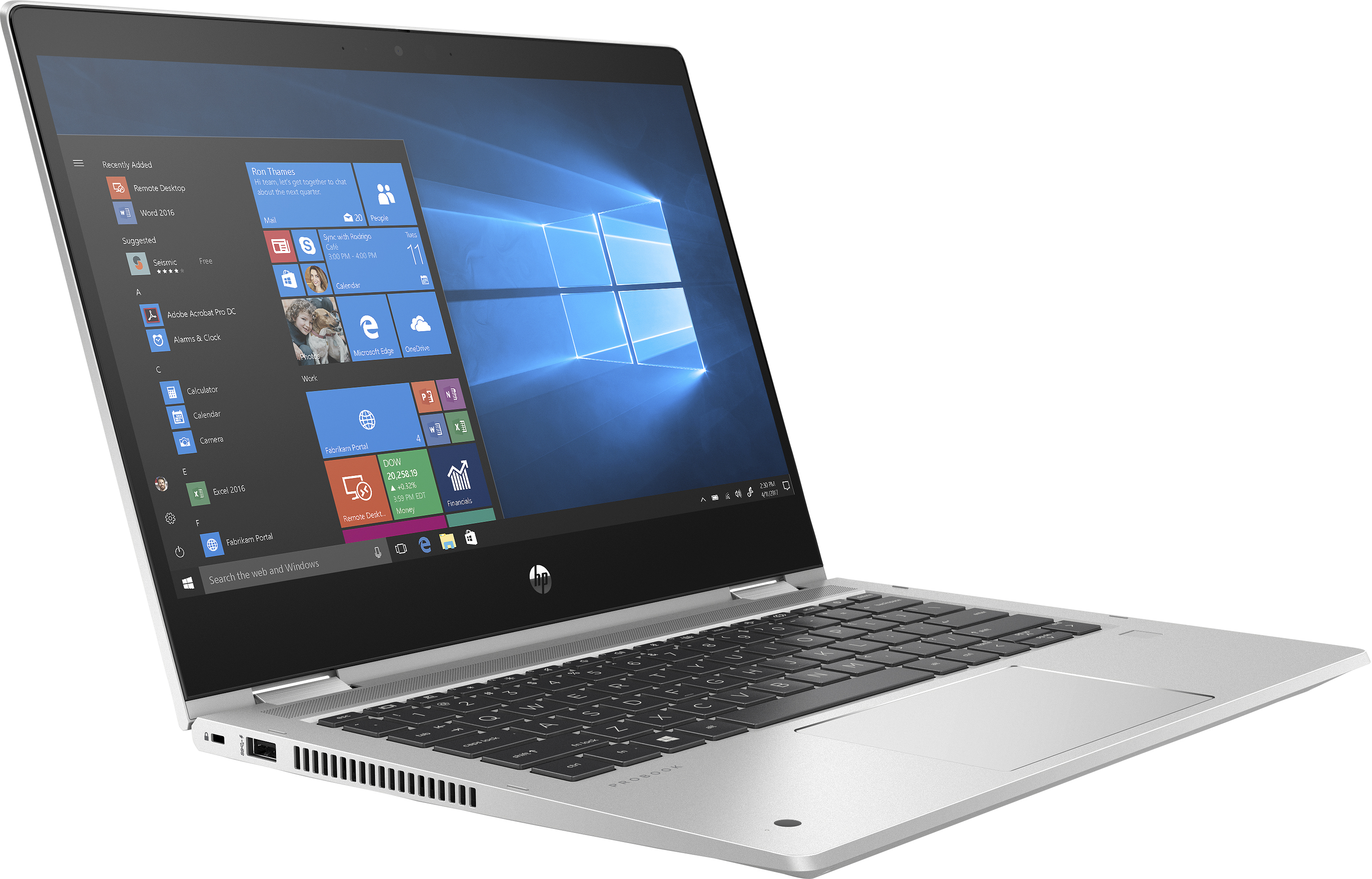 Laptop argento con tastiera nera, aperto su una scrivania, mostra l'interfaccia di Windows 10. Sfondo bianco.