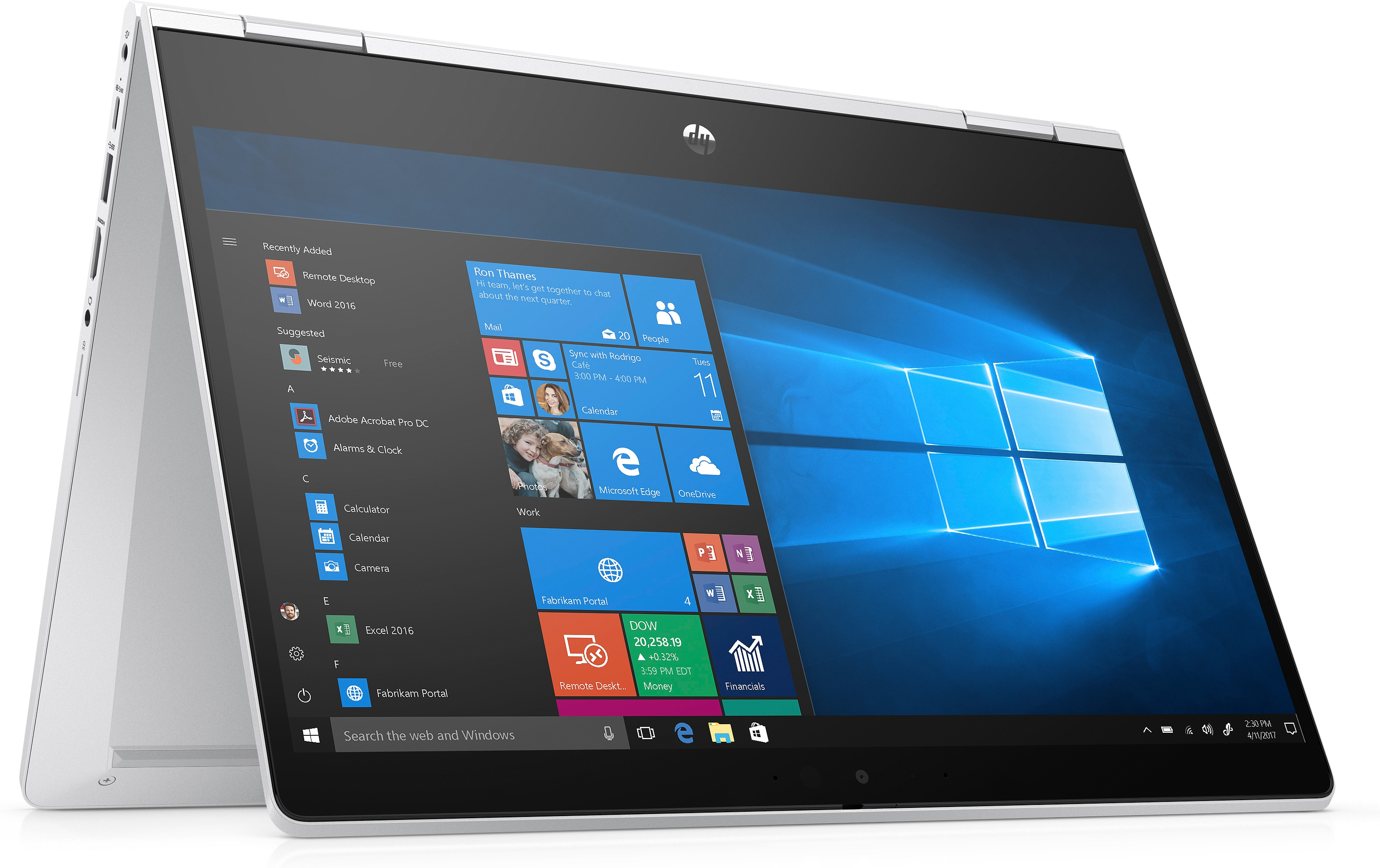 Uno schermo di un laptop che mostra un'interfaccia di Windows, inclinato e posto vicino a una superficie bianca.