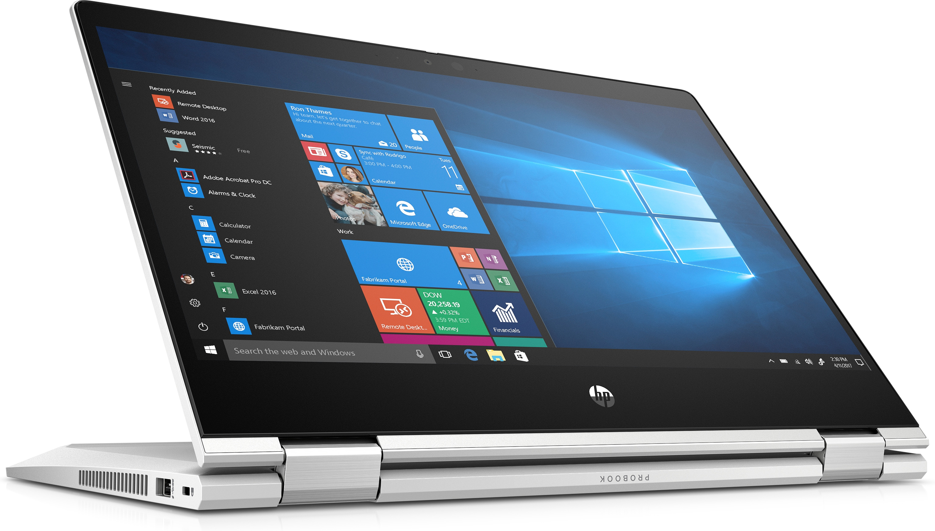 Laptop argentato su sfondo bianco. Lo schermo mostra l'interfaccia di Windows con app e finestre aperte.