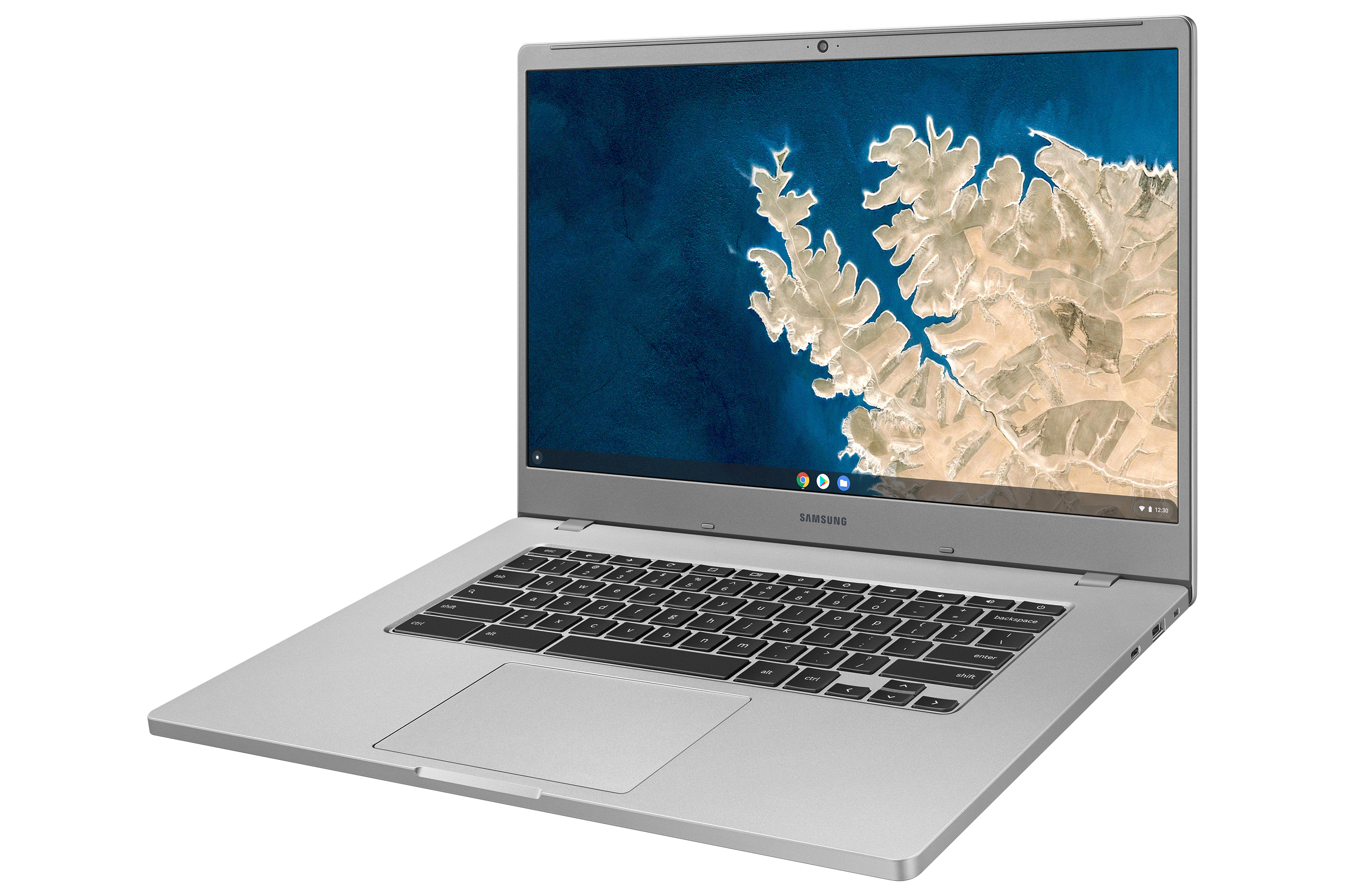 Un laptop argentato è aperto su una superficie bianca, mostrando un paesaggio blu e bianco sullo schermo.