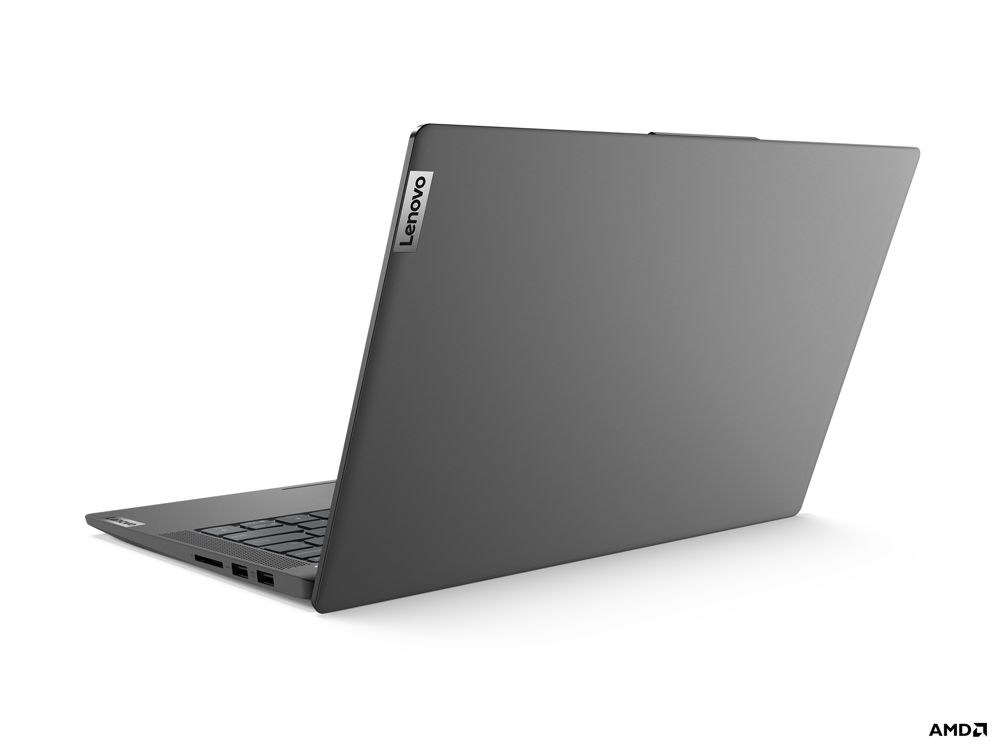 Laptop grigio, aperto, mostra logo Lenovo. Vista angolata. Sfondo bianco.
