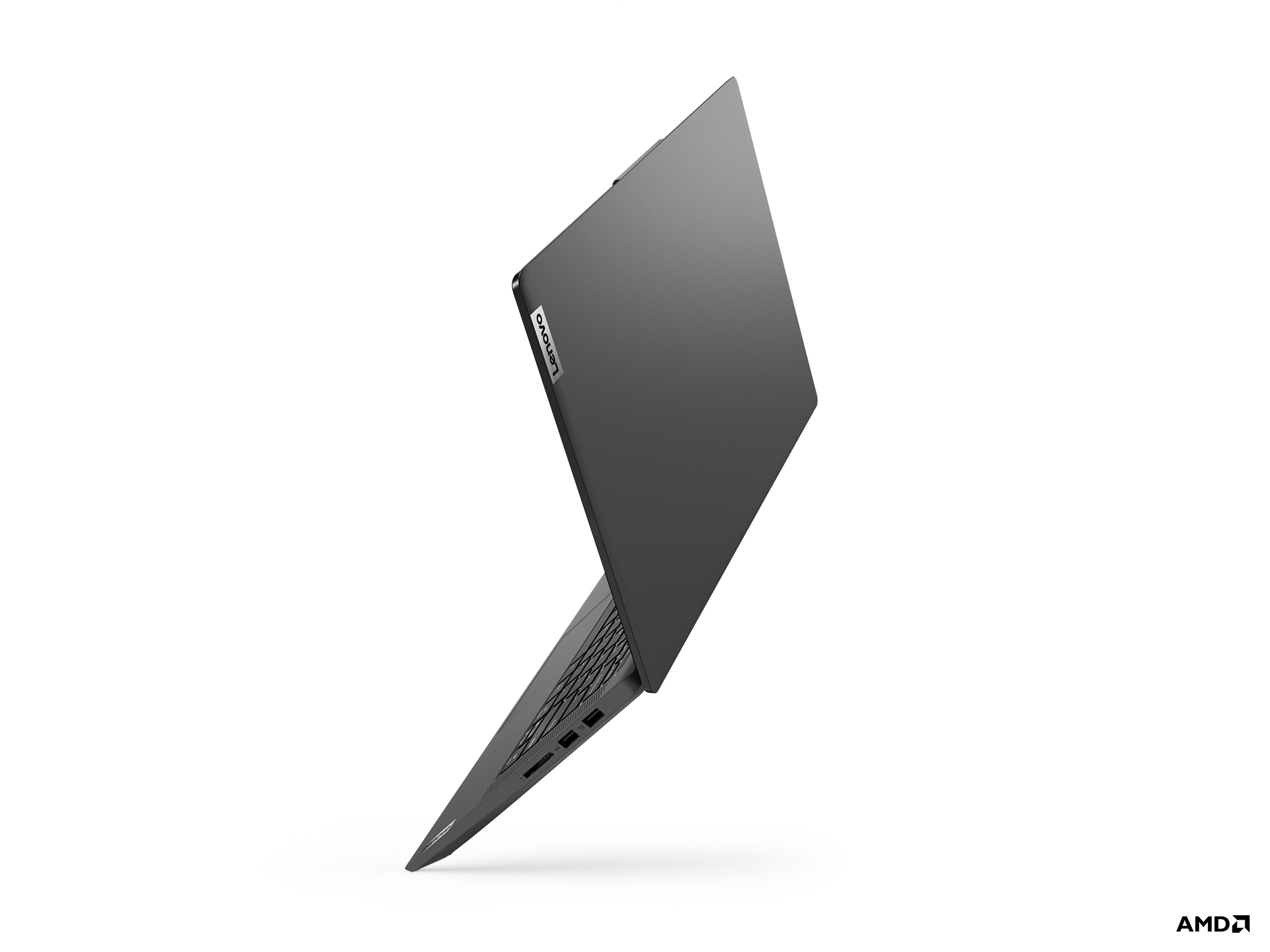 Laptop Lenovo grigio scuro, leggermente aperto. Logo Lenovo visibile sul coperchio.