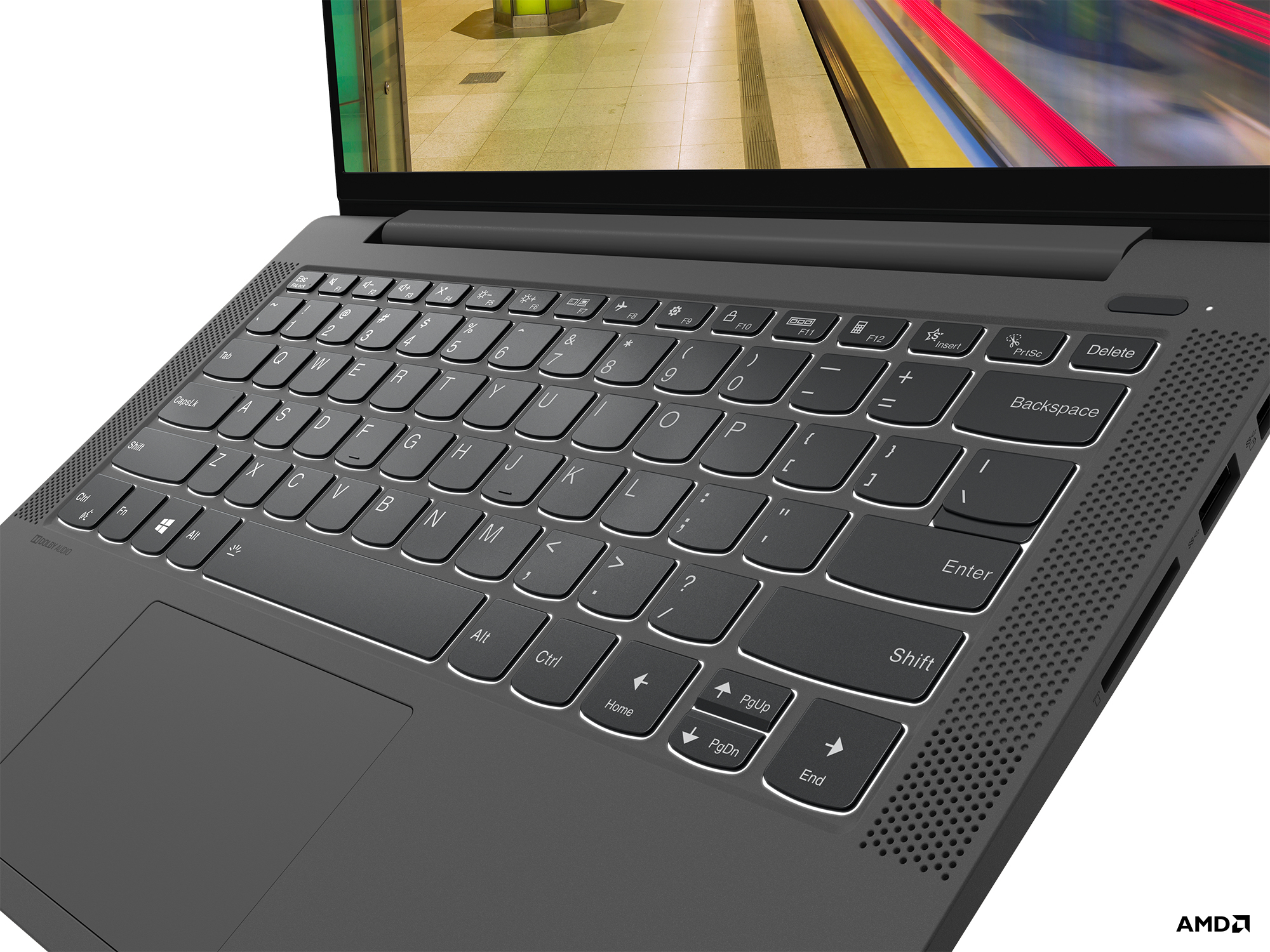 Primo piano di una tastiera di un laptop, con l'interfaccia sullo schermo.