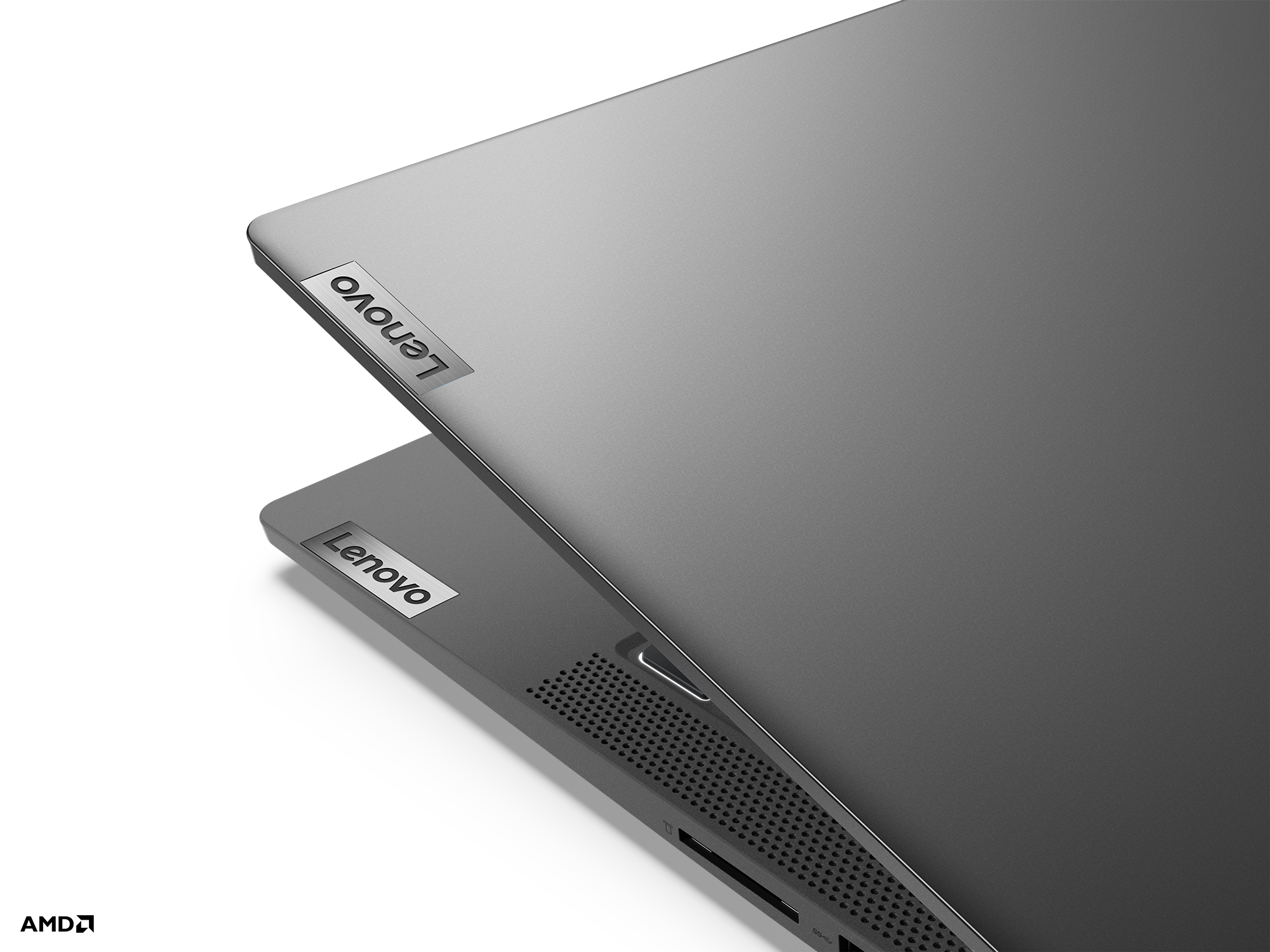 Laptop Lenovo grigio, angolato, con il logo Lenovo visibile sul coperchio.