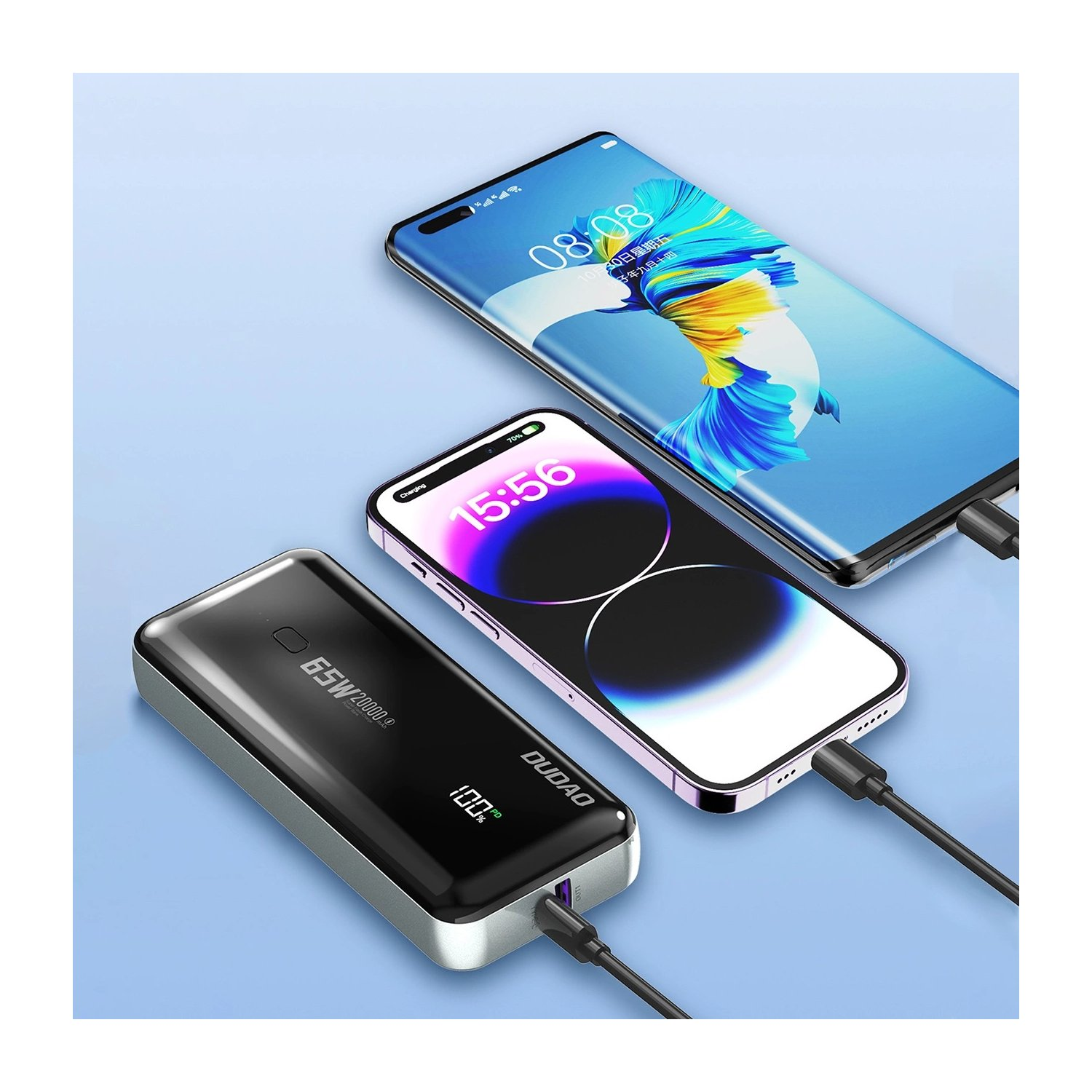 Tre telefoni in carica con un power bank nero. Un telefono mostra le 15:56, un altro le 08:08 e la banca il 100%.