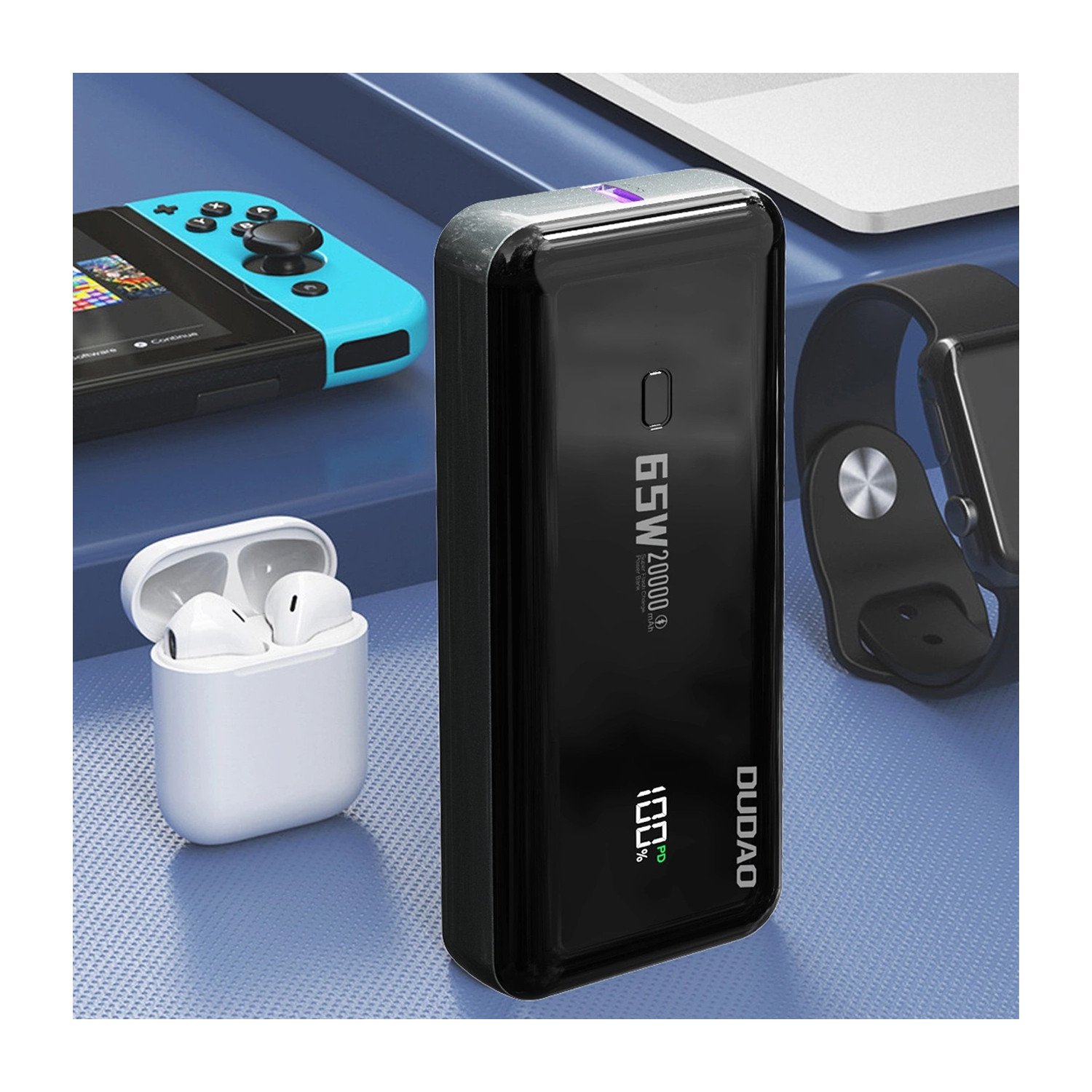 Power bank nero con altri gadget, tra cui auricolari e una console di gioco.