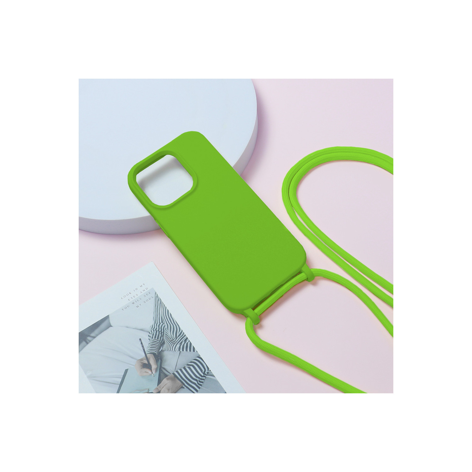 Custodia verde per telefono con cordino verde. La custodia è su una superficie bianca.