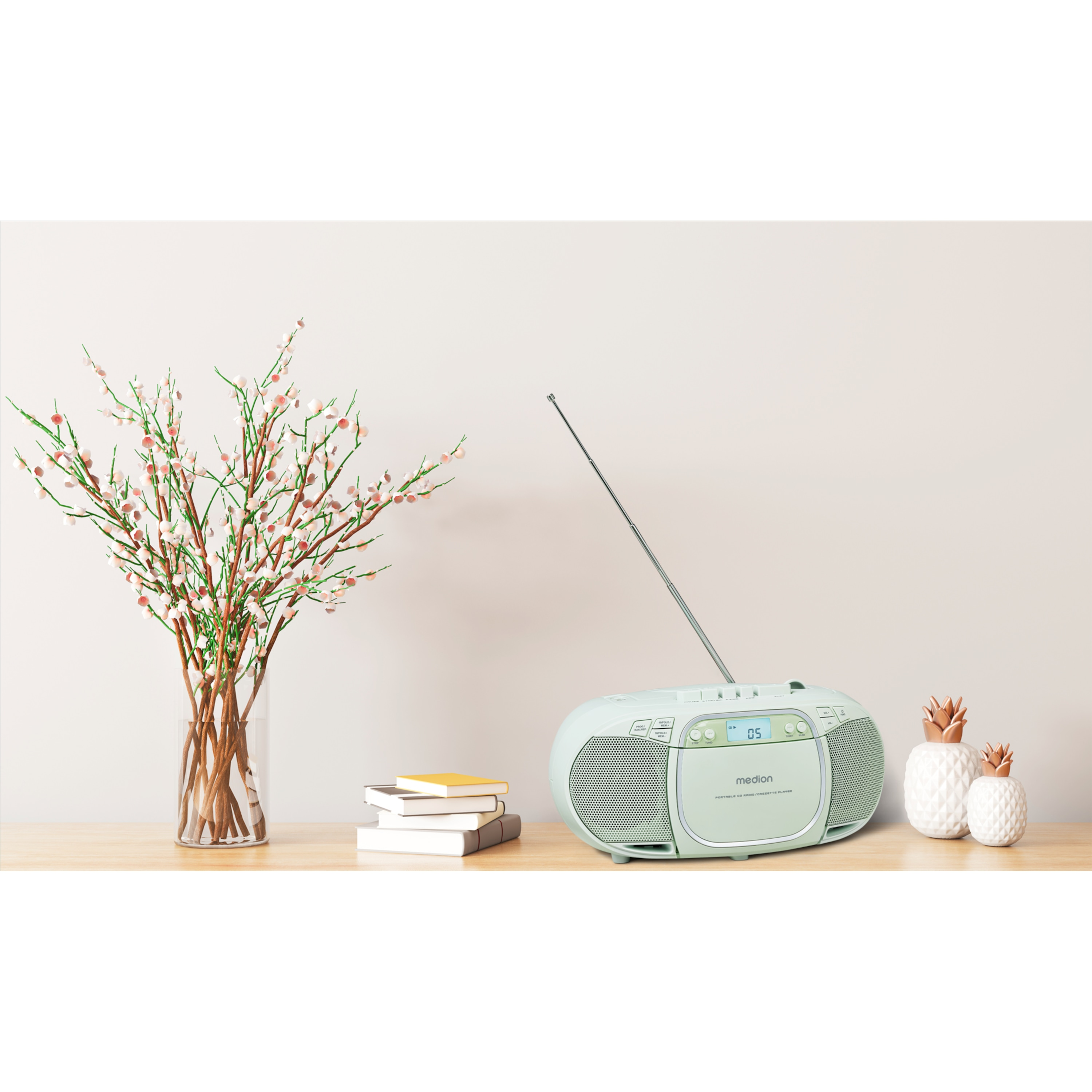 Hellblaues Radio mit Antenne, Blumen und Ananas-Dekor.