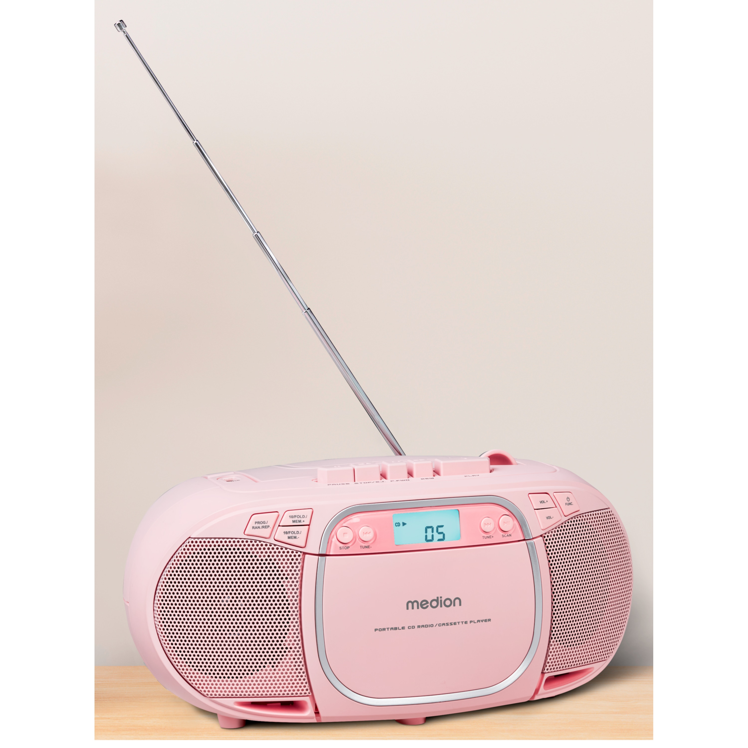 Rosa Boombox mit silberner Zierleiste, Antenne oben. Es steht auf einer Holzoberfläche.