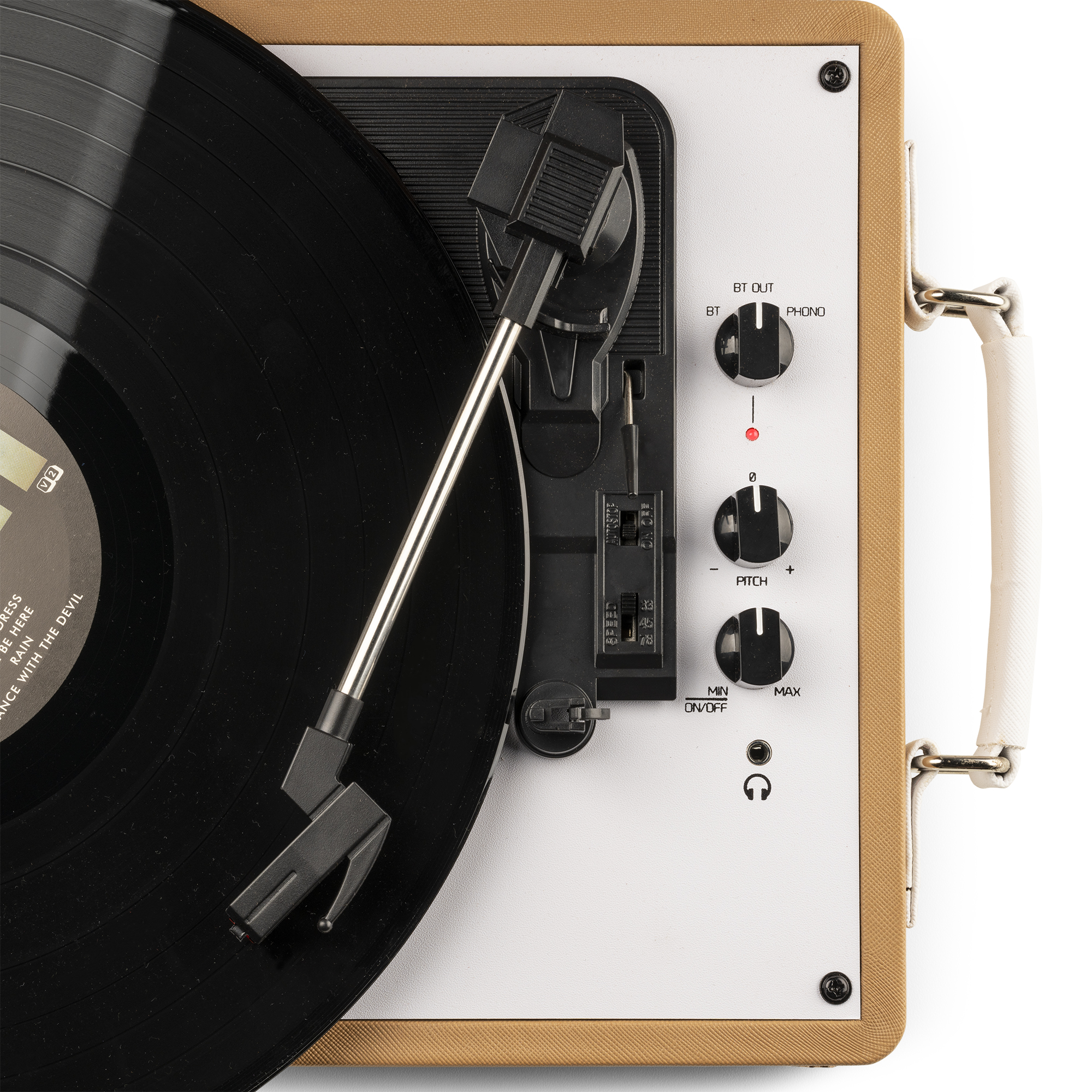 Tocadiscos con un disco de vinilo negro. El tocadiscos es beige y blanco con detalles plateados.