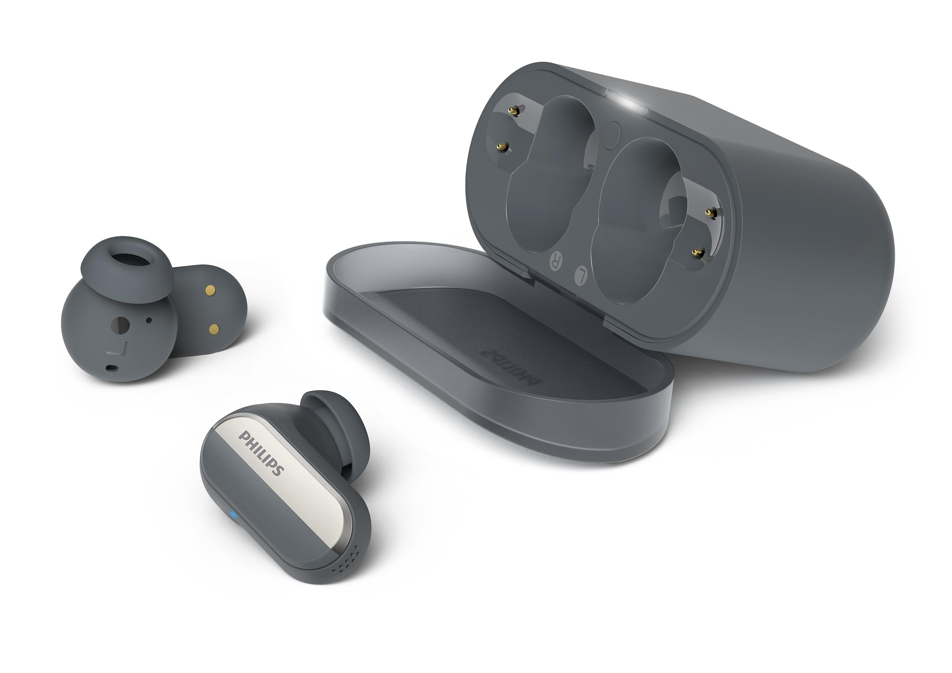 Auricolari grigi con custodia di ricarica. La custodia è aperta. Gli auricolari sono sul lato sinistro.
