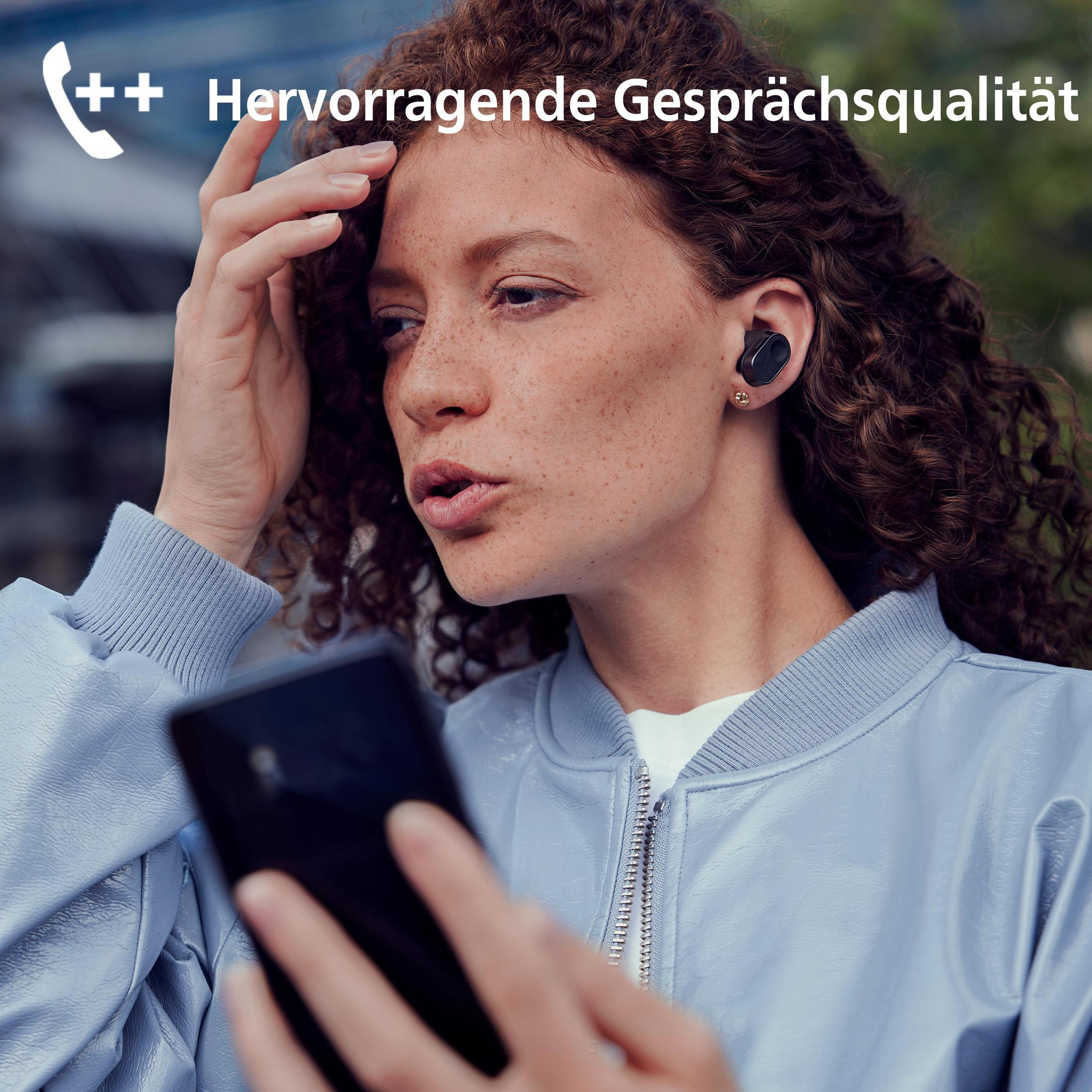 Una mujer con auriculares sostiene un teléfono, con texto sobre su cabeza.