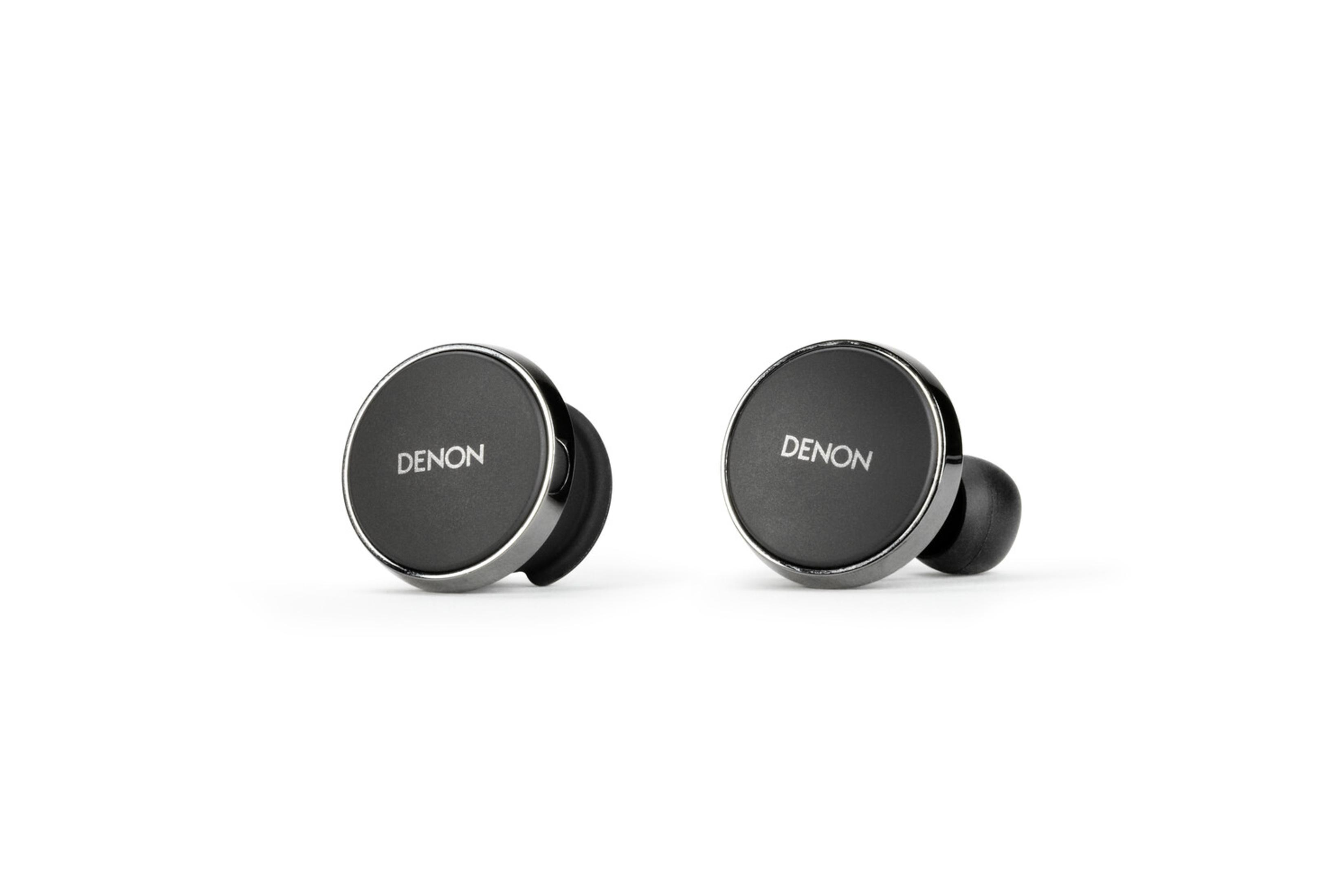 Dos auriculares inalámbricos Denon sobre una superficie blanca, con la marca visible.