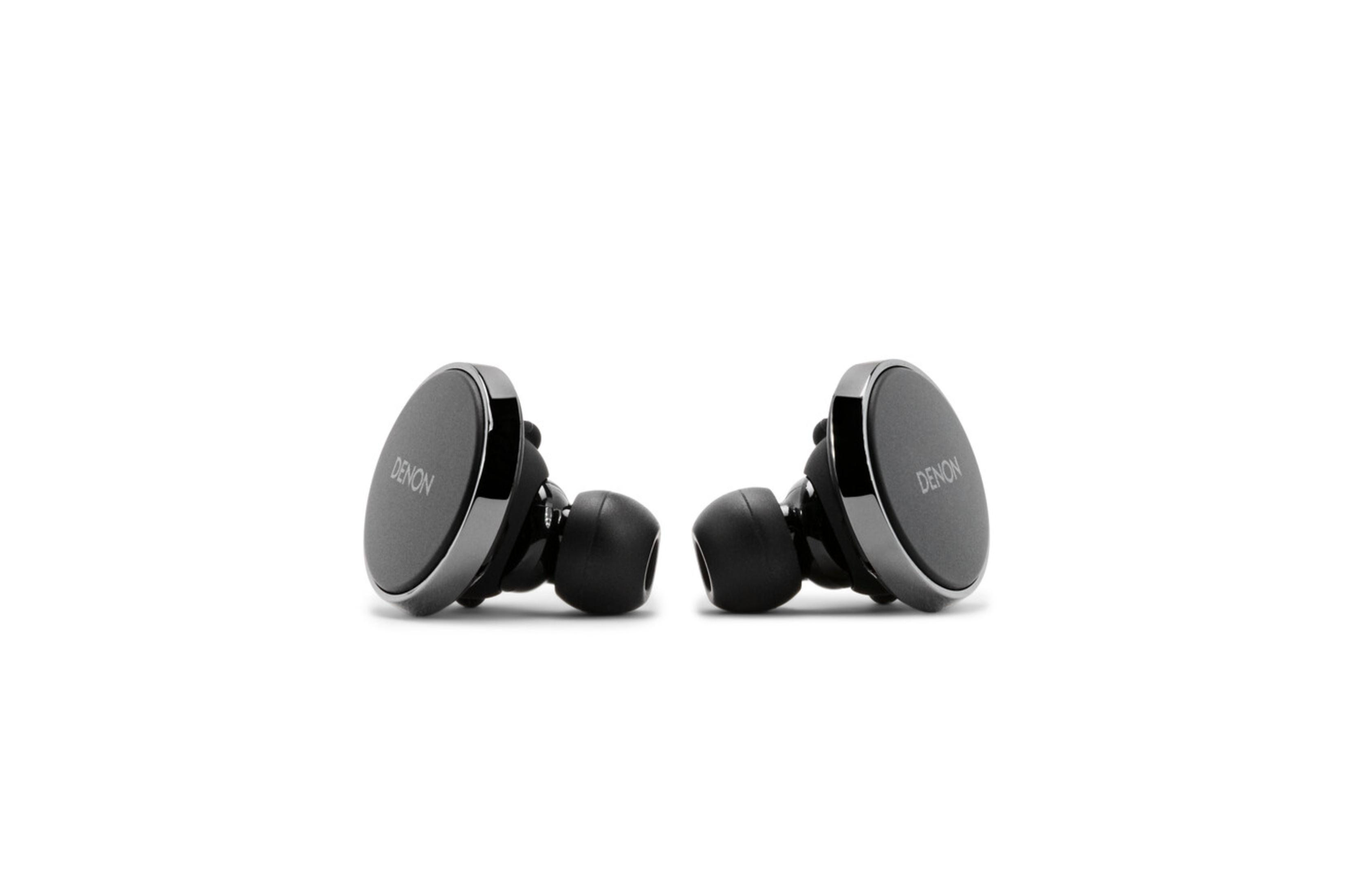 Dos auriculares Denon negros yacen uno al lado del otro sobre un fondo blanco. Cada uno tiene un cuerpo circular y una punta negra para el oído.