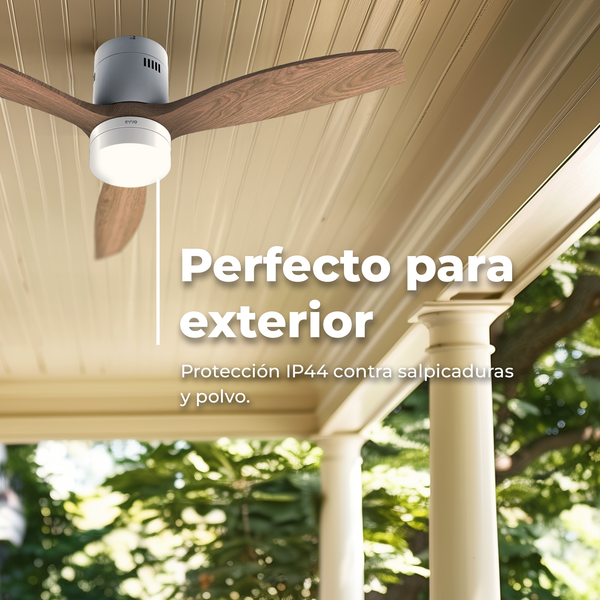 Ventilador de techo con aspas de madera, carcasa blanca. Texto: "Perfecto para exterior", fondo blanco.