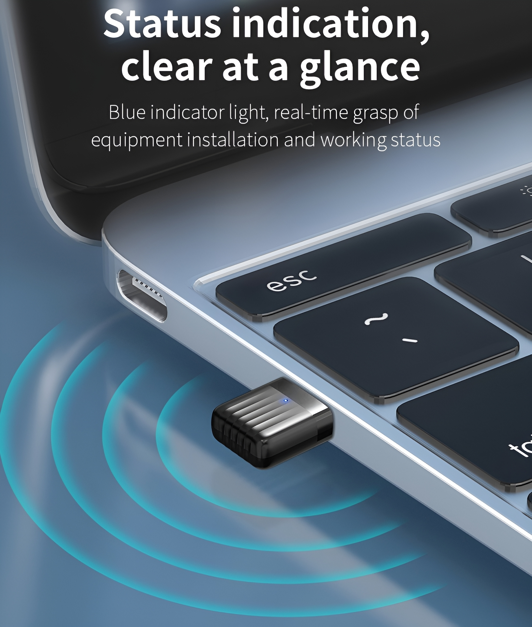 Laptop mit eingestecktem USB-Dongle, der blau leuchtet.