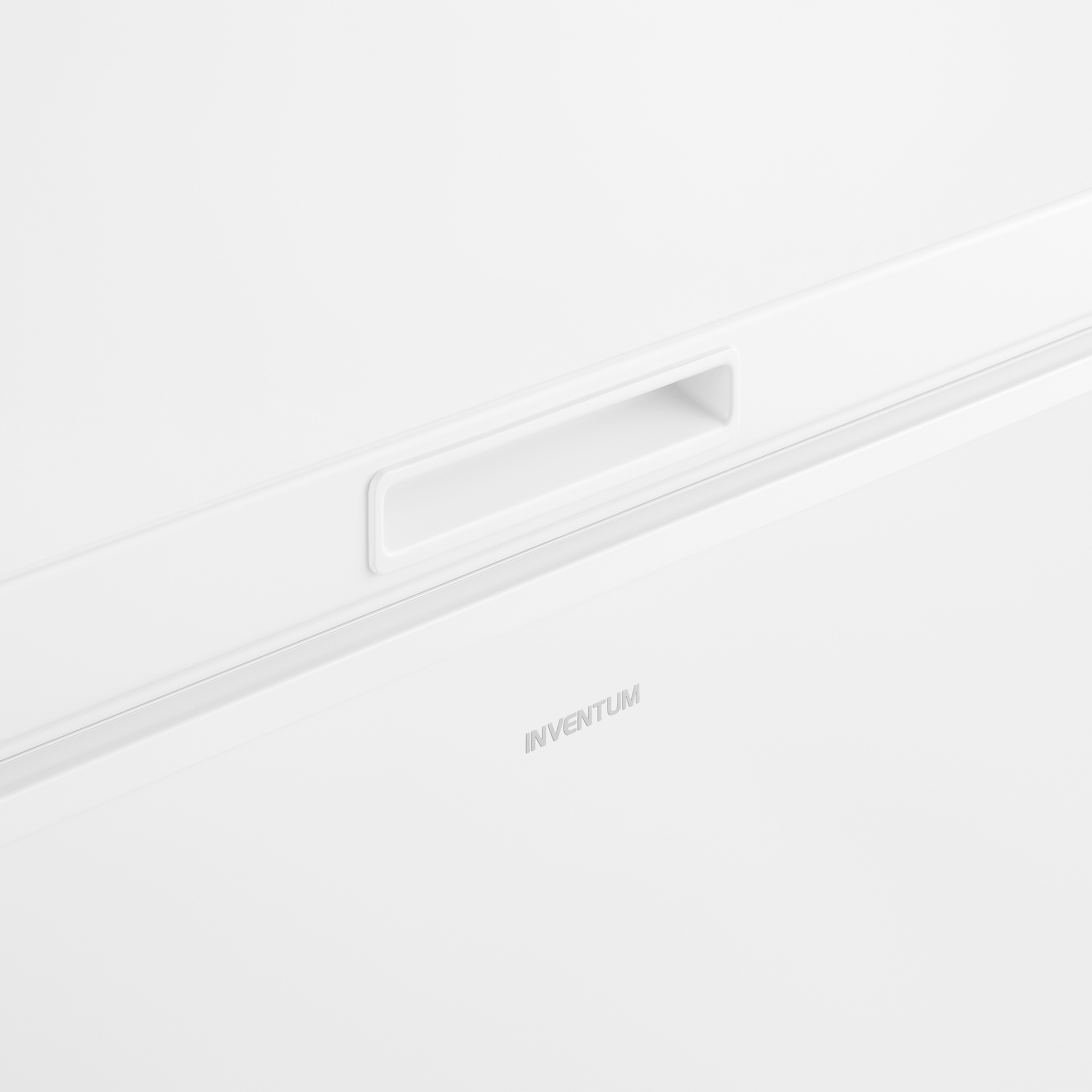 Close-up of a white freezer handle with the brand name 'INVENTUM'.