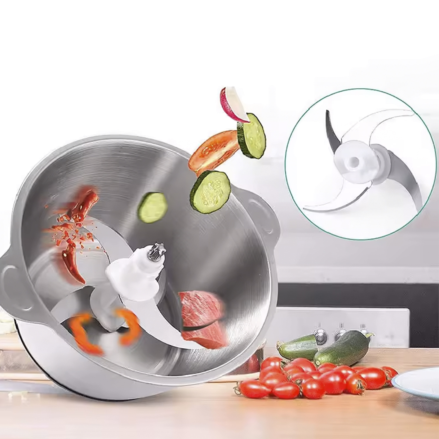 Lebensmittelverarbeiter in Aktion. Gemüse schneiden. Enthält Tomaten, Gurken und Zucchini.