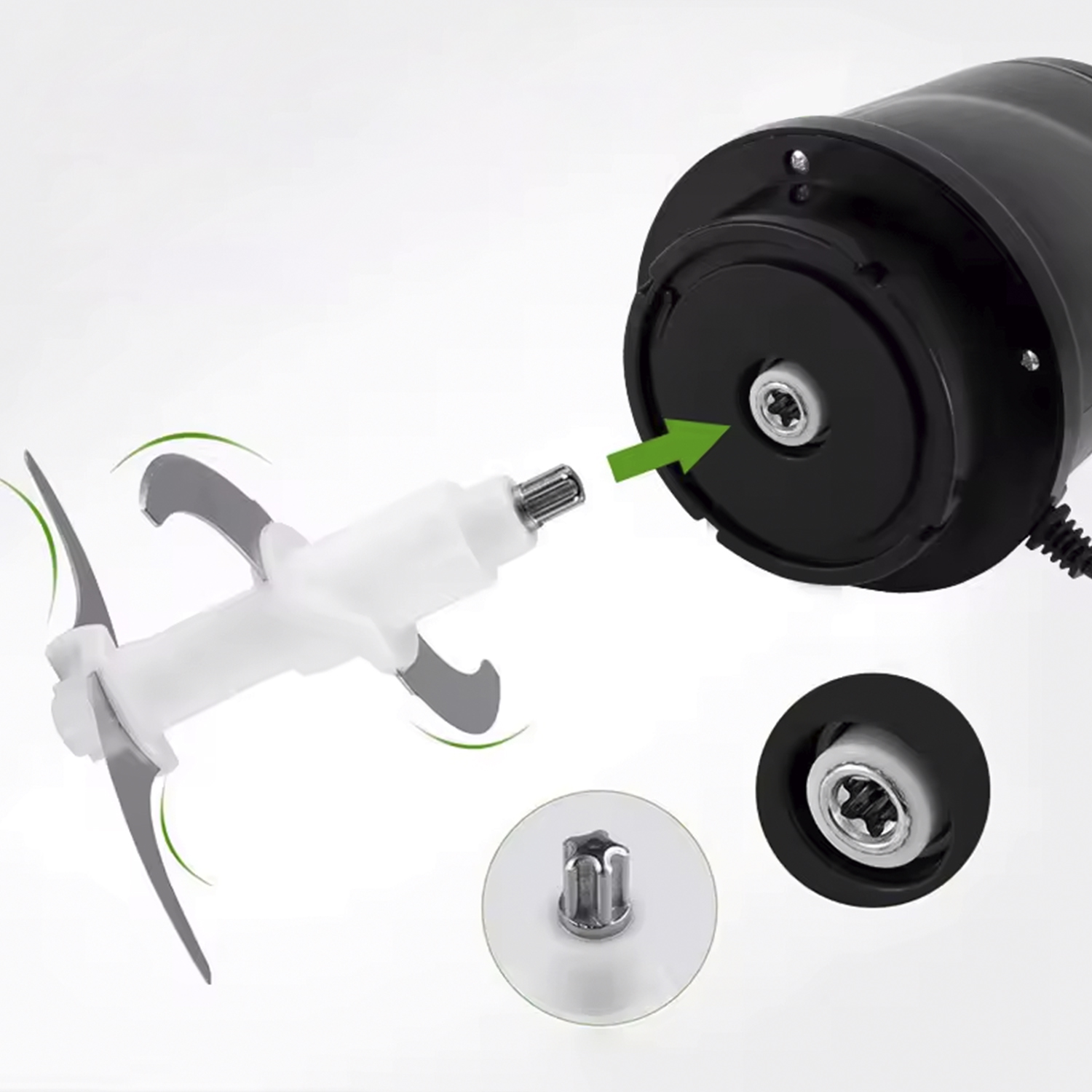 Zerlegter Küchenmixer: Klingen, Stecker und Motorbasis. Grüner Pfeil zeigt.