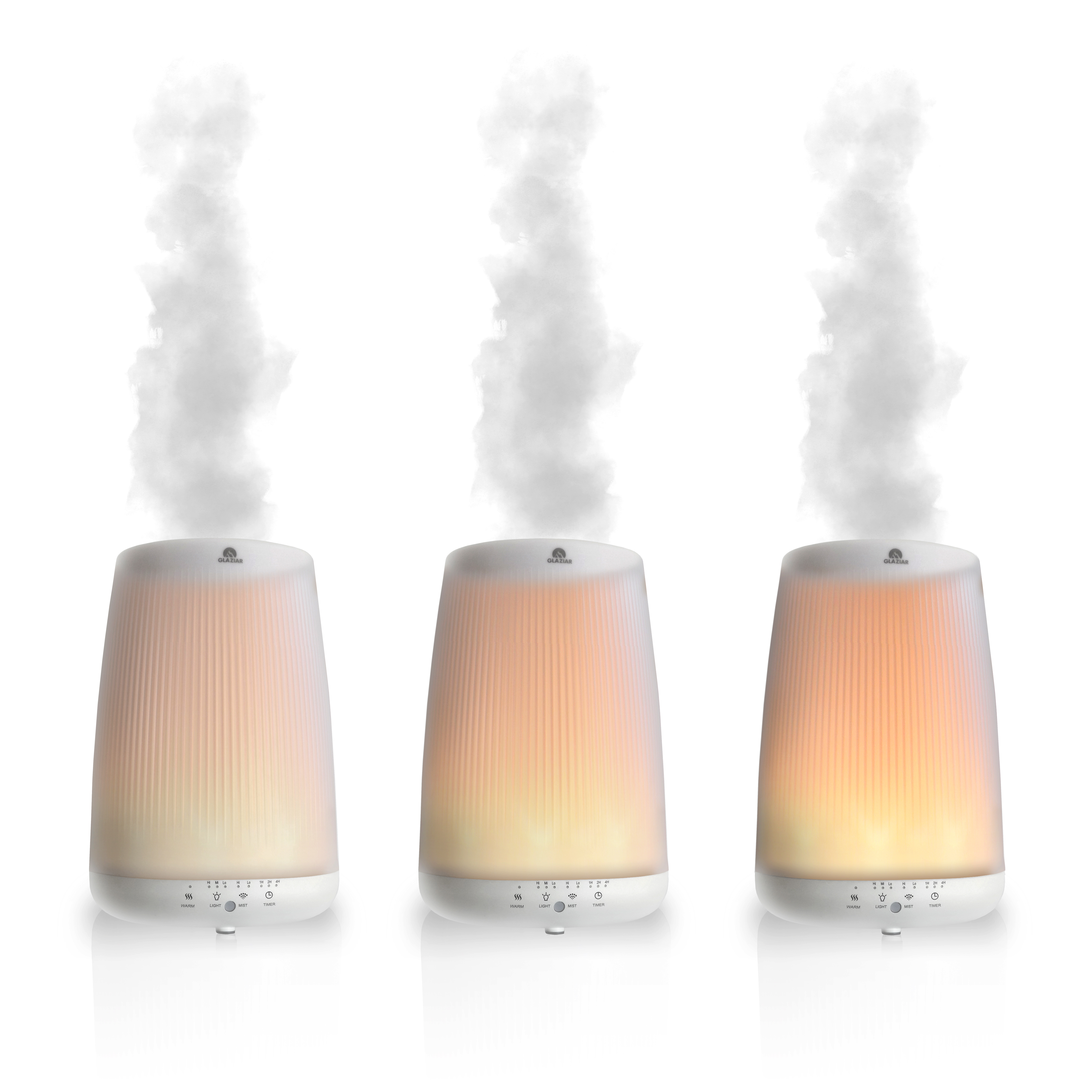 Tres difusores blancos emitiendo vapor. Cada uno tiene luz diferente, gradiente. Fondo blanco.