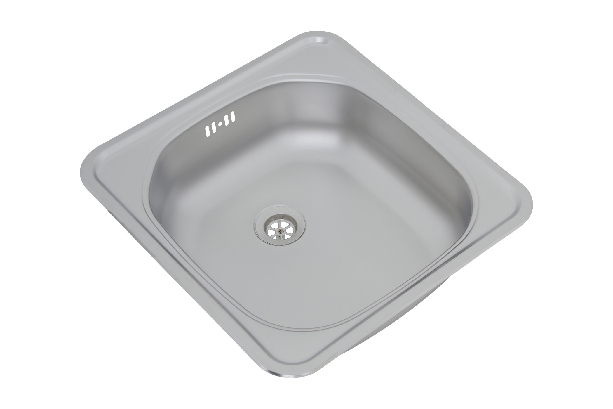 Ein quadratisches Edelstahlbecken mit Abfluss und Wasserhahnlöchern, isoliert auf weißem Hintergrund.