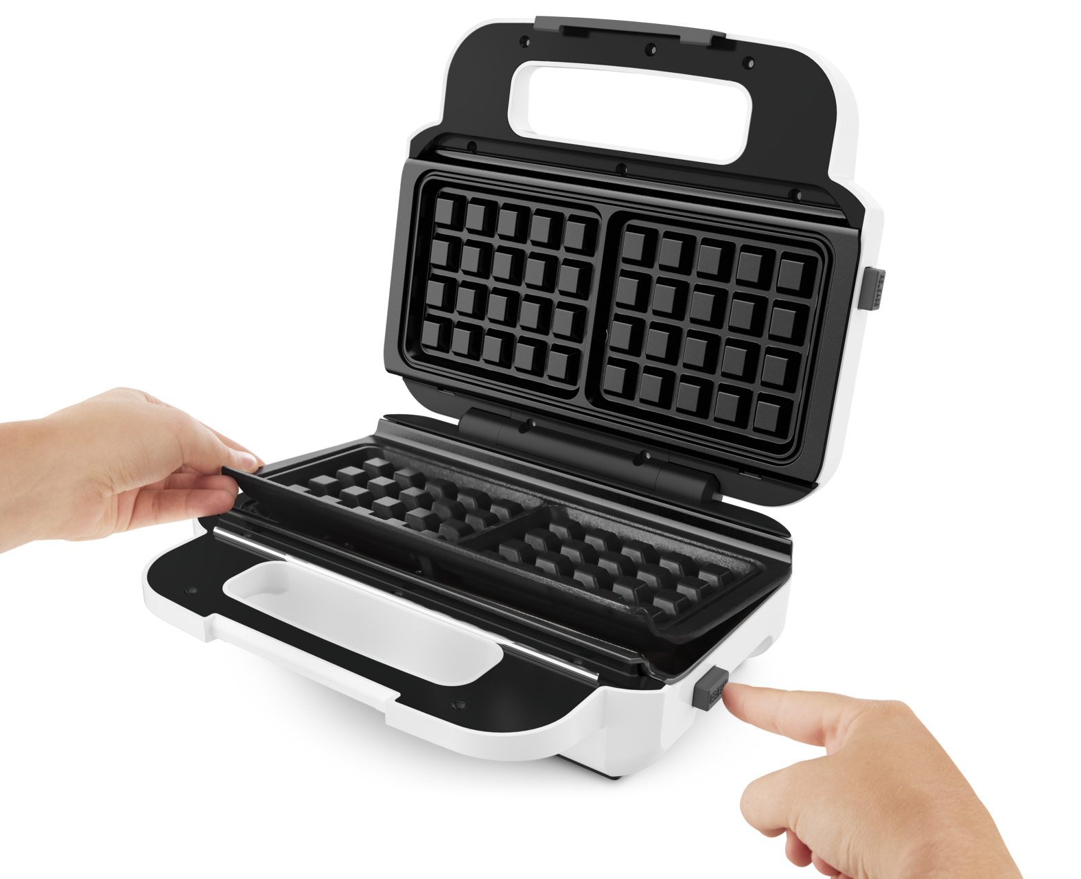 Biała gofrownica jest otwarta, a dłonie osoby naciskają przycisk zamykający pokrywę.
