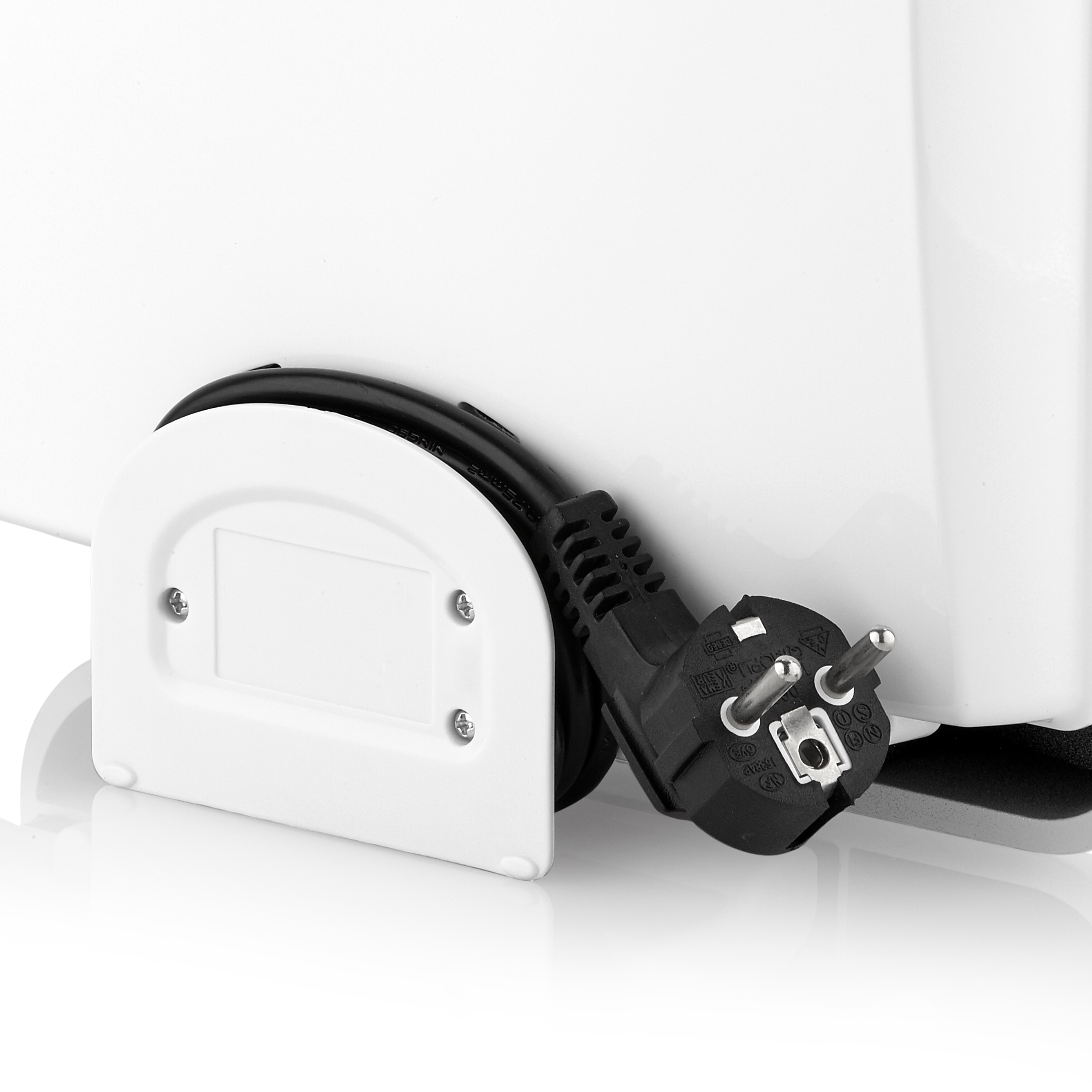 Primer plano de un electrodoméstico blanco con cable de alimentación y enchufe negros. El fondo es blanco.