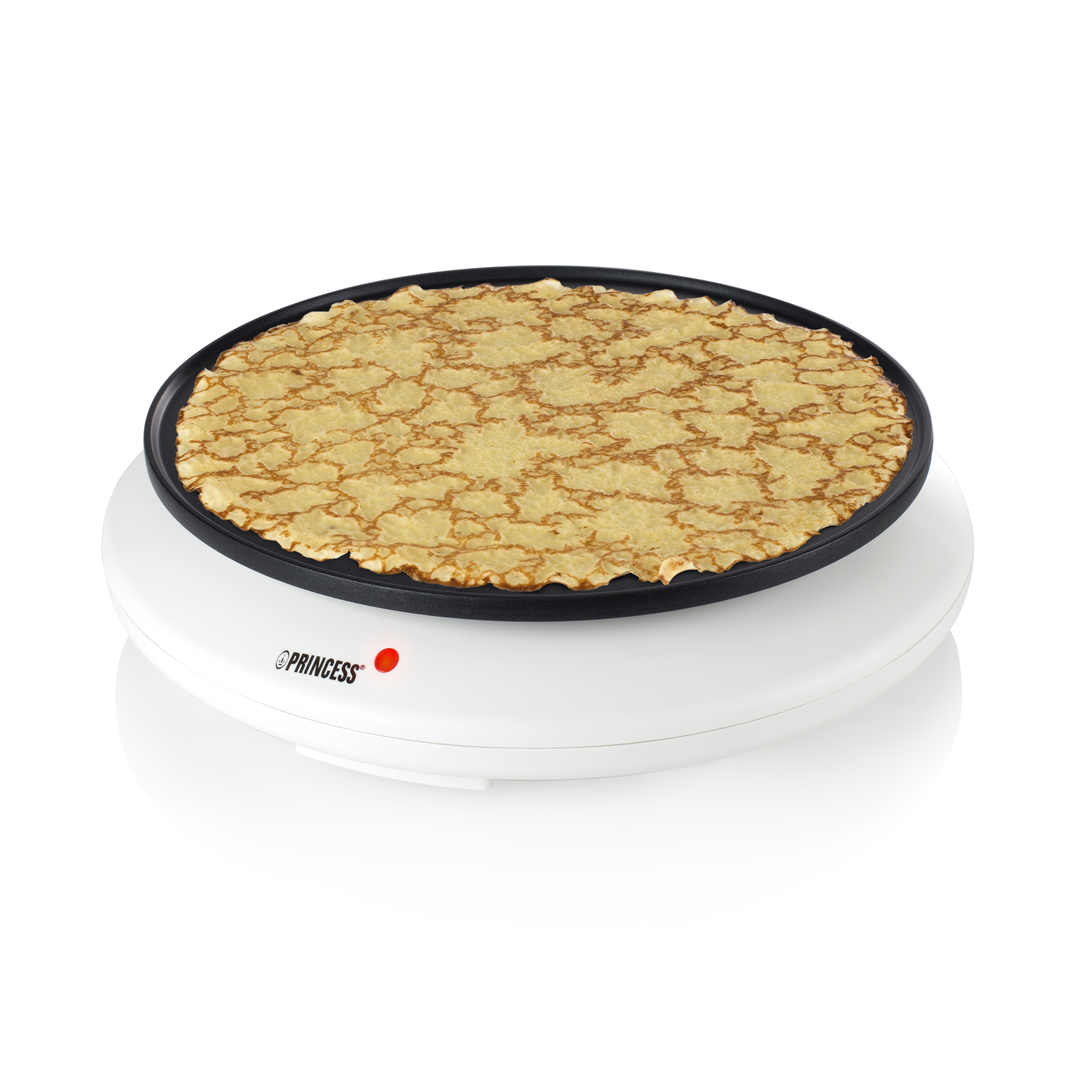 Macchina per crêpes bianca con crêpe sopra. Indicatore di alimentazione rosso. Sfondo bianco.