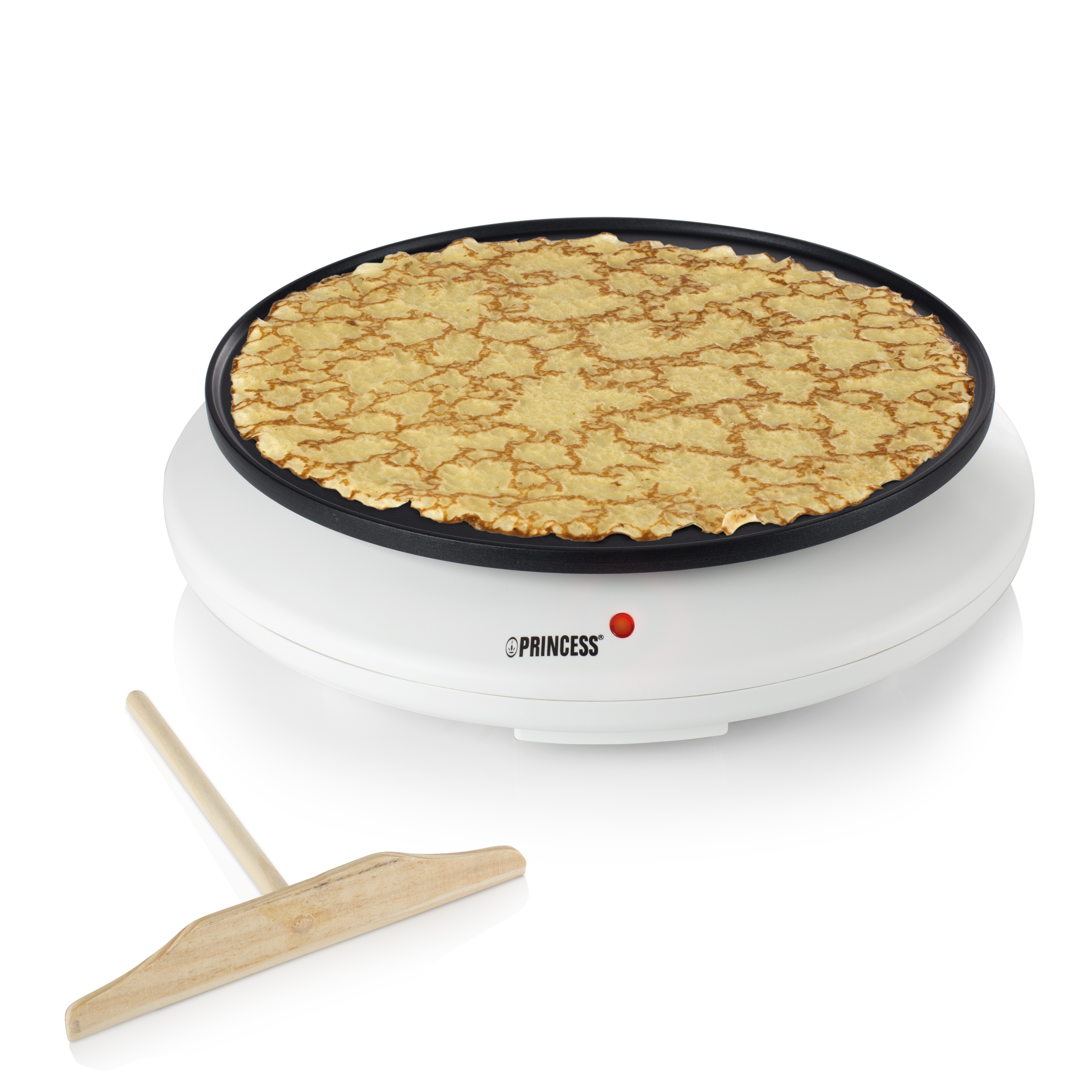 Macchina per crêpes bianca con una crêpe sopra. Uno strumento di legno è di lato. La macchina ha una luce rossa.